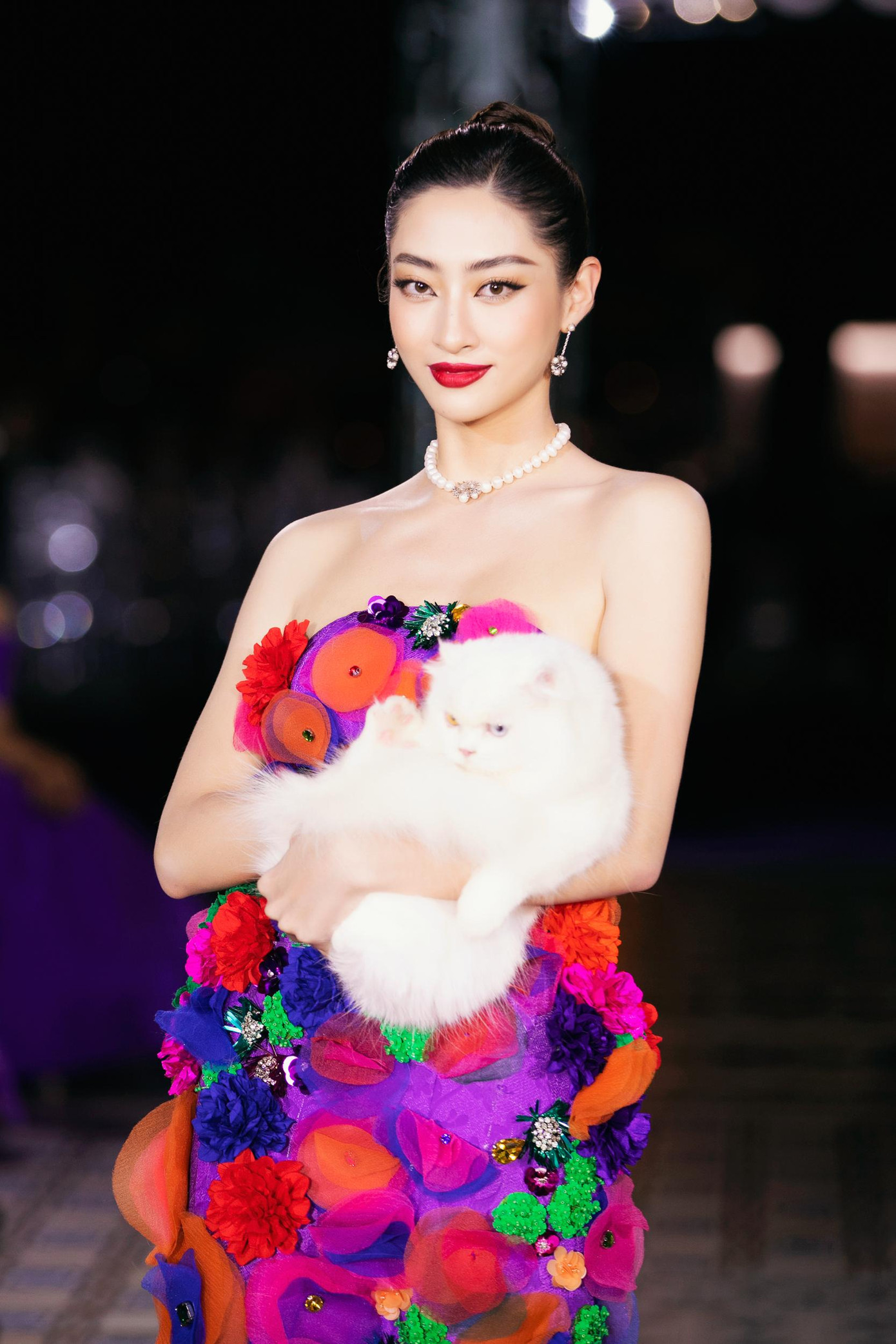 Ngược lại với Đỗ Thị Hà, bạn diễn của Lương Thùy Linh khá ngoan, giúp cô có màn trình diễn suôn sẻ.