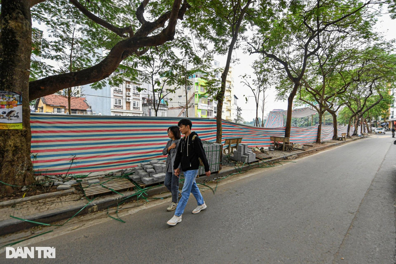 Một phần đoạn đường Trúc Bạch đang được quây kín để tránh ô nhiễm khói bụi cho người đi đường.