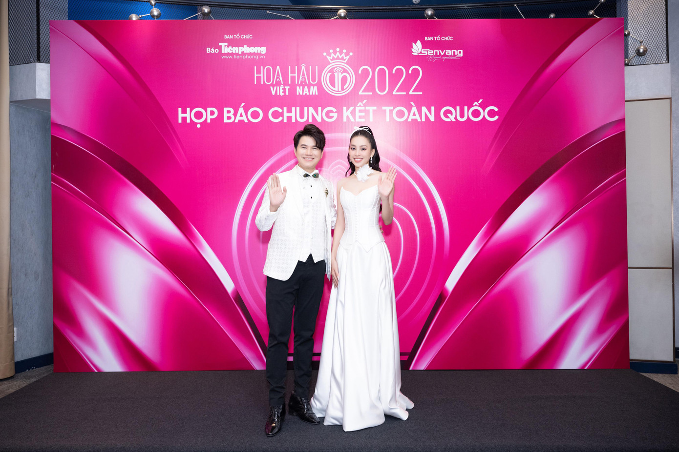 Tiểu Vy sánh vai MC Vũ Mạnh Cường trên thảm đỏ.