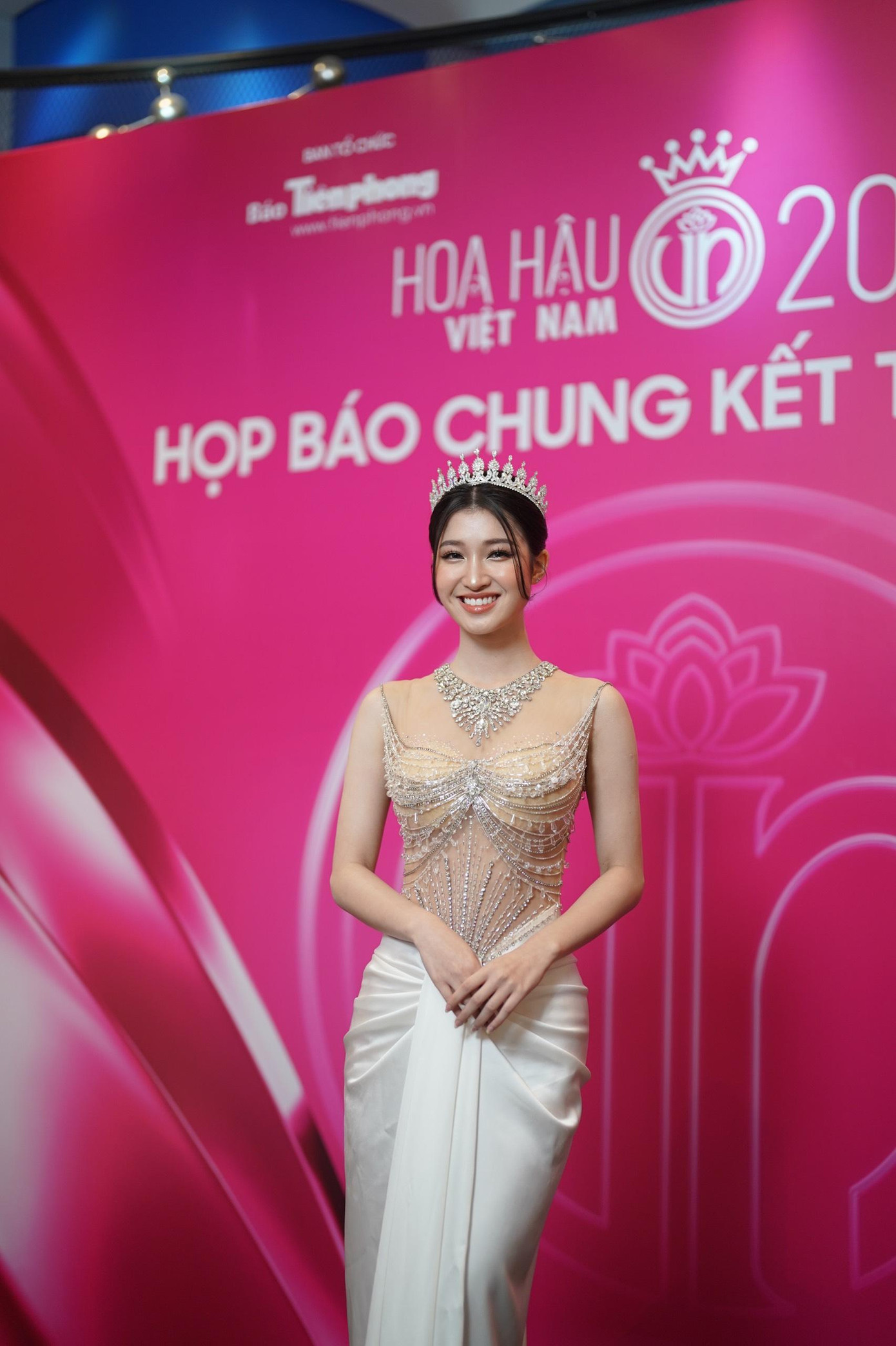 Á hậu Phương Nhi sang trọng, ngọt ngào với bộ váy tông màu trắng, phần thân trên được đính kết lộng lẫy.