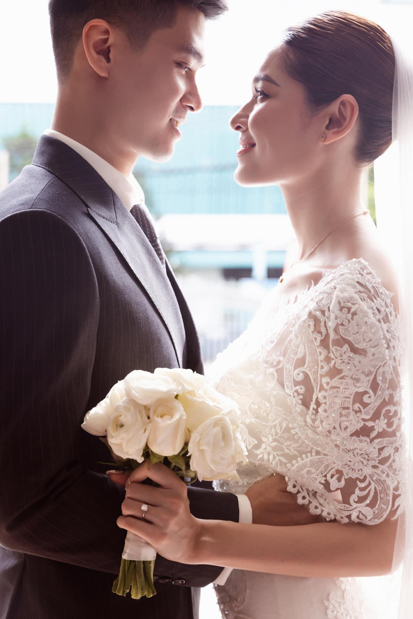 Thùy Dung và ông xã tình tứ trước hôn lễ. Cặp đôi được khen xứng đôi cả về ngoại hình và trình độ. Sau hơn 4 năm yêu và tìm hiểu, họ quyết định về chung một nhà.