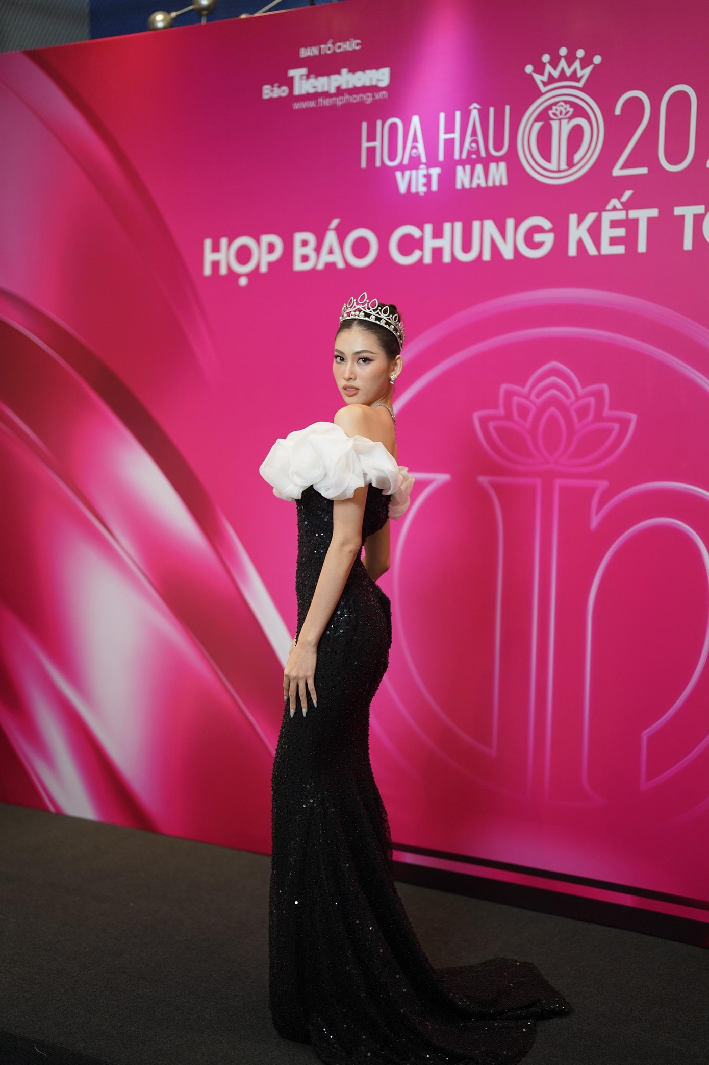 Á hậu Ngọc Thảo diện váy dạ hội kiểu đuôi cá, kết hợp hai tông màu trắng - đen sang trọng. Điểm nhấn của thiết kế là phần bèo nhún giúp người đẹp khoe vai trần quyến rũ.