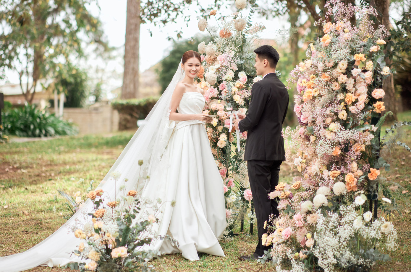 Buổi tiệc được tổ chức trong rừng thông lãng mạn, trang trí nhiều hoa tươi lộng lẫy. Á hậu Thuỳ Dung diện váy, trong khi đó chú rể Thái Long diện vest bảnh bao. Chỉ có người thân của hai bên gia đình tham dự buổi tiệc này.