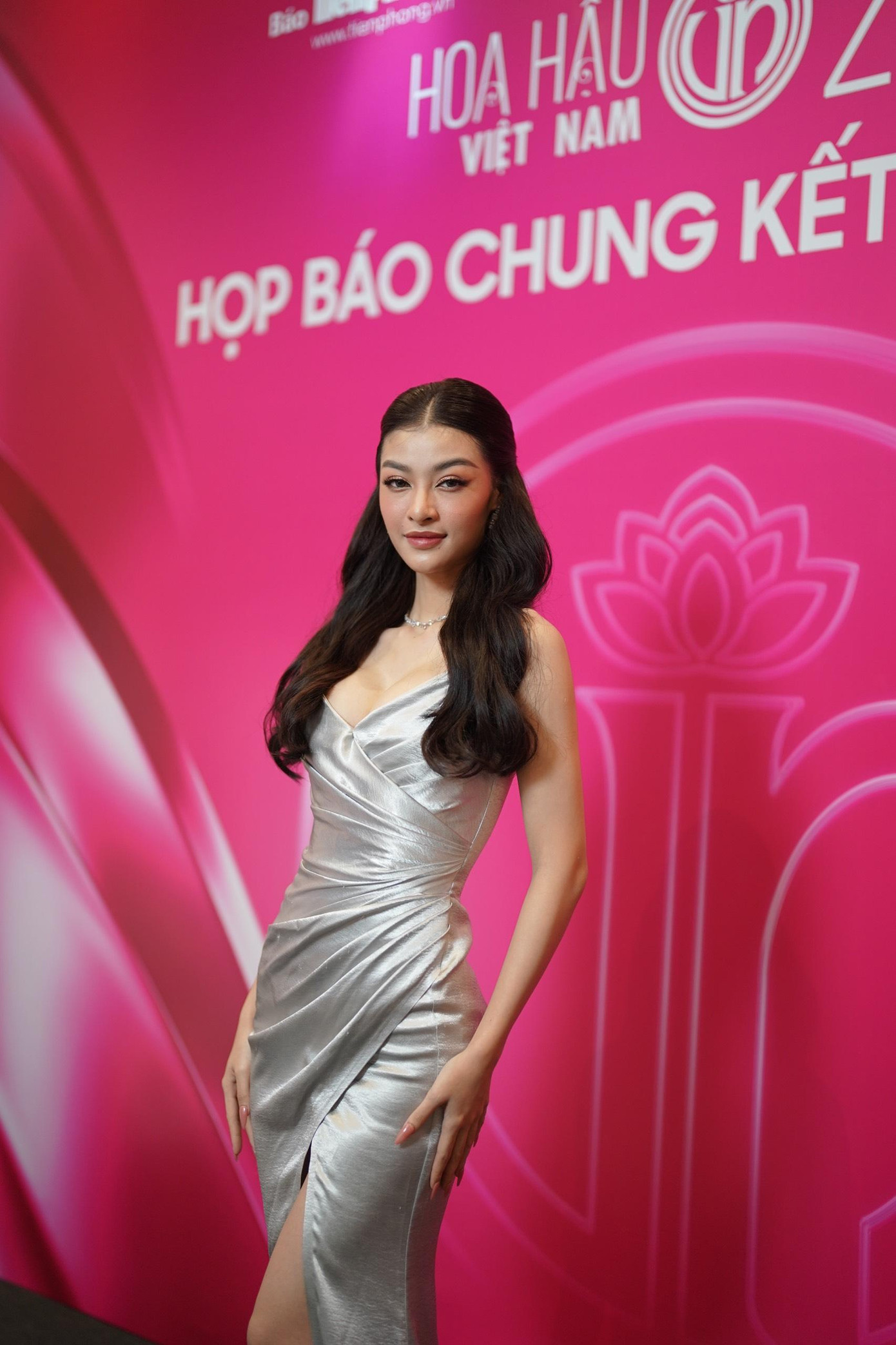 Á hậu Kiều Loan diện váy lụa màu bạc, khoe vòng 1 quyến rũ.