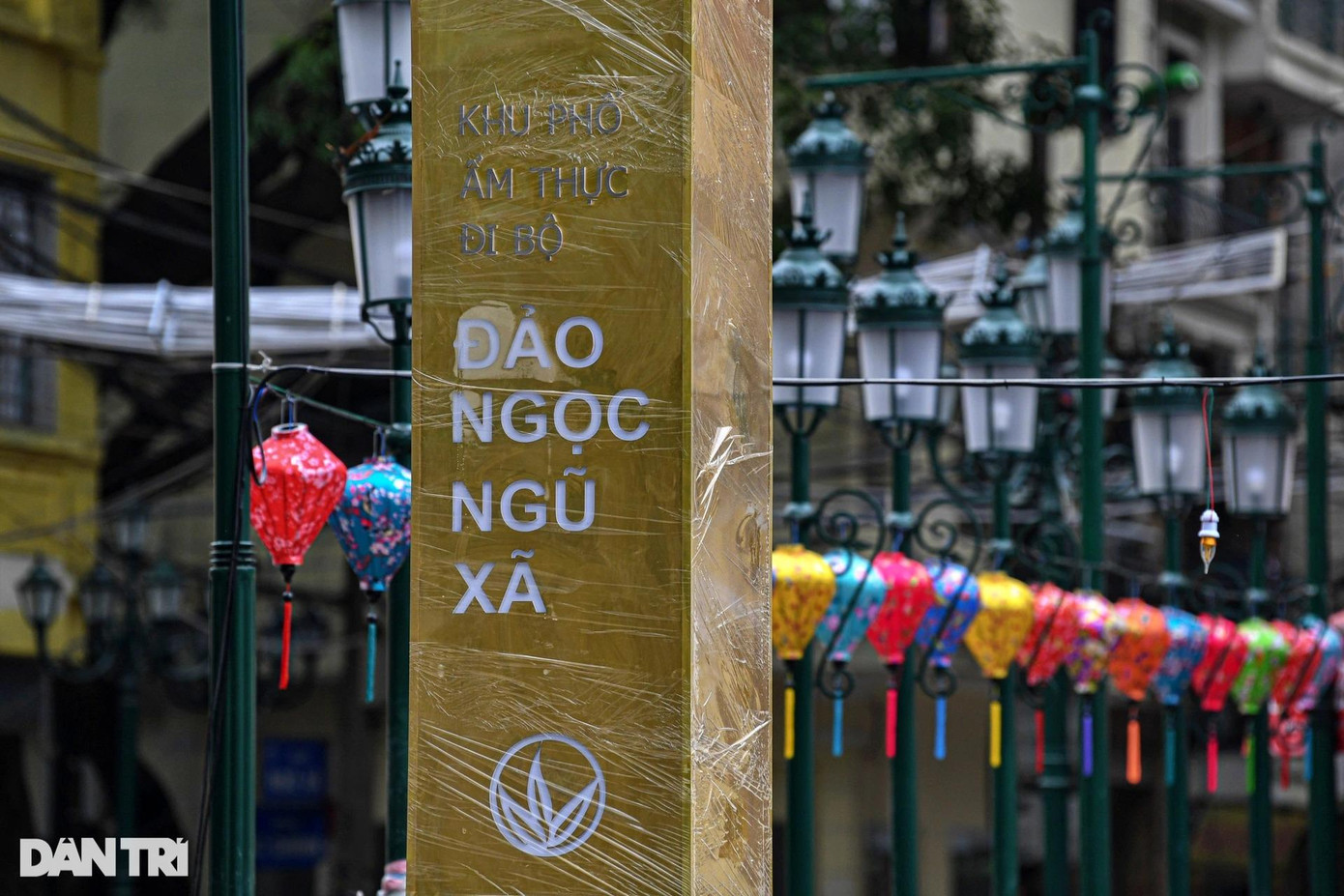 Đảo Ngọc - Ngũ Xã, hay còn gọi bán đảo Trúc Bạch, nằm trên hồ Trúc Bạch, rộng 4,5 hecta, người và phương tiện từ đảo đến các khu vực xung quanh qua hai cầu nhỏ tại phố Trấn Vũ và phố Ngũ Xã.