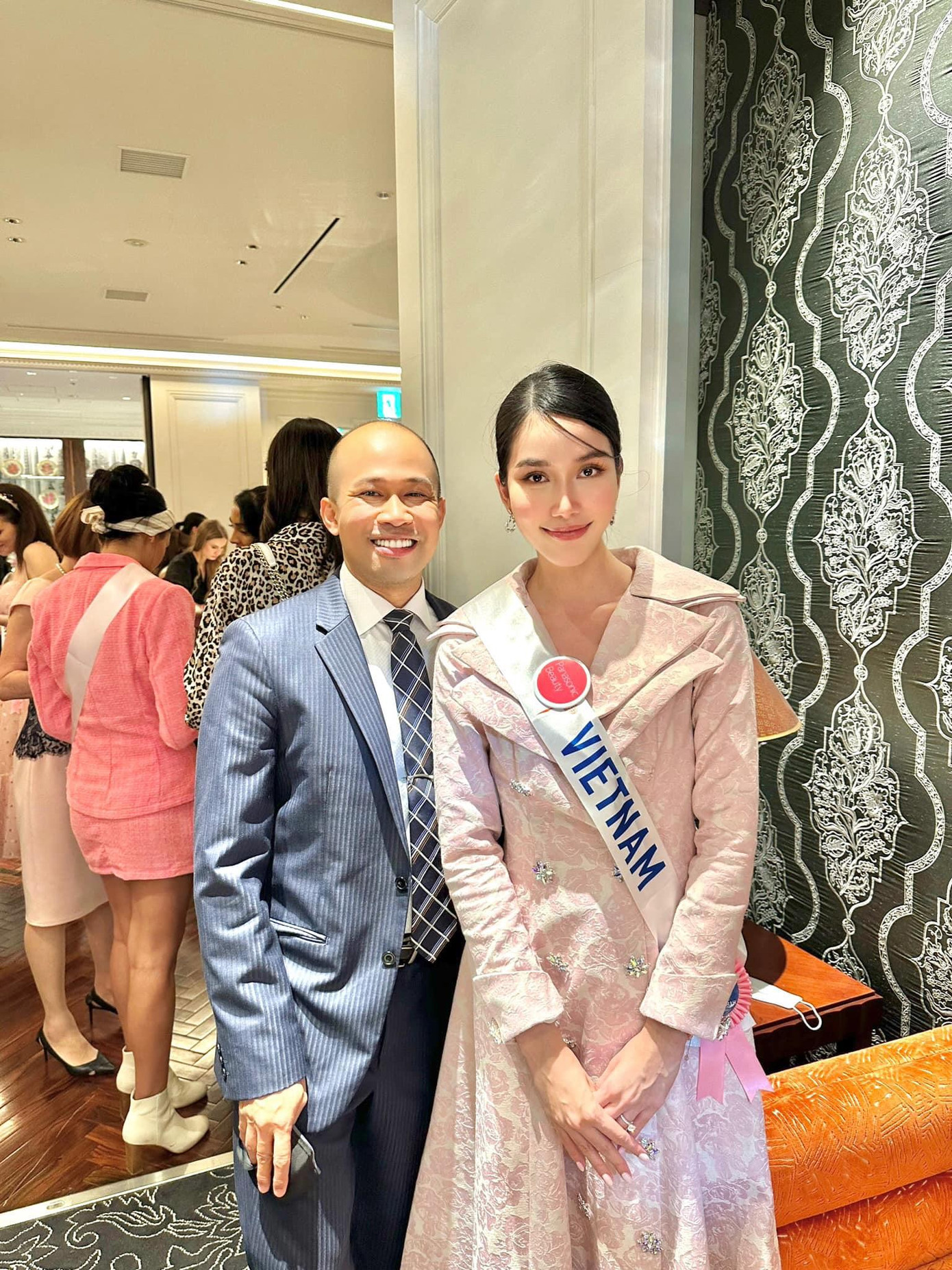 Tại cuộc thi, Phương Anh cũng có dịp gặp gỡ cùng chủ tịch cuộc thi Miss International (phải) và giám đốc truyền thông của cuộc thi (trái). Sự duyên dáng, khả năng ngoại ngữ giúp Phương Anh ghi điểm với các vị khách.