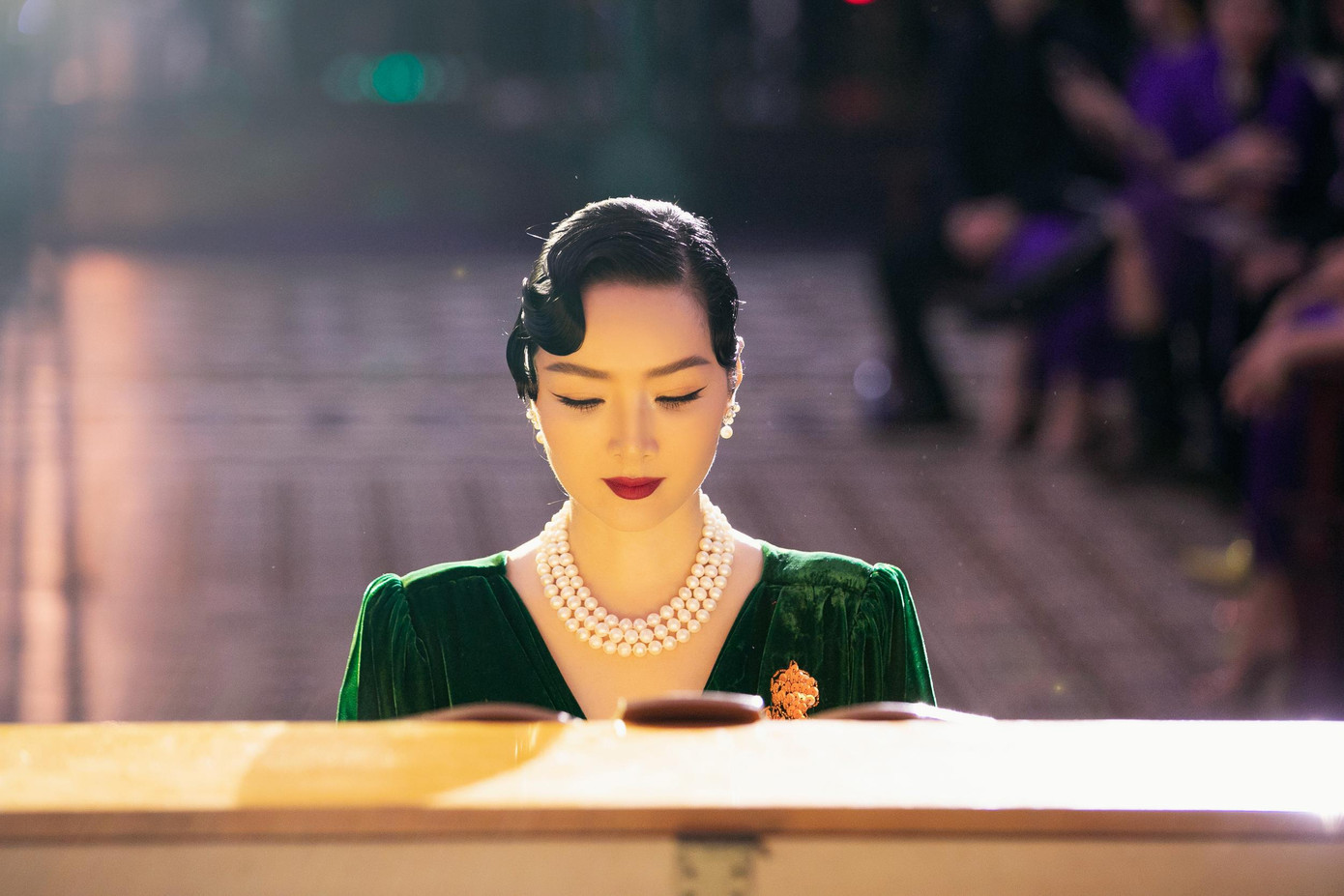 Trước đó, Hoa hậu Giáng My đảm nhận vai trò mở màn show diễn. Cô được hộ tống bởi 6 người mẫu nam. Giáng My còn trổ tài chơi đàn piano ngay trên sân khấu.