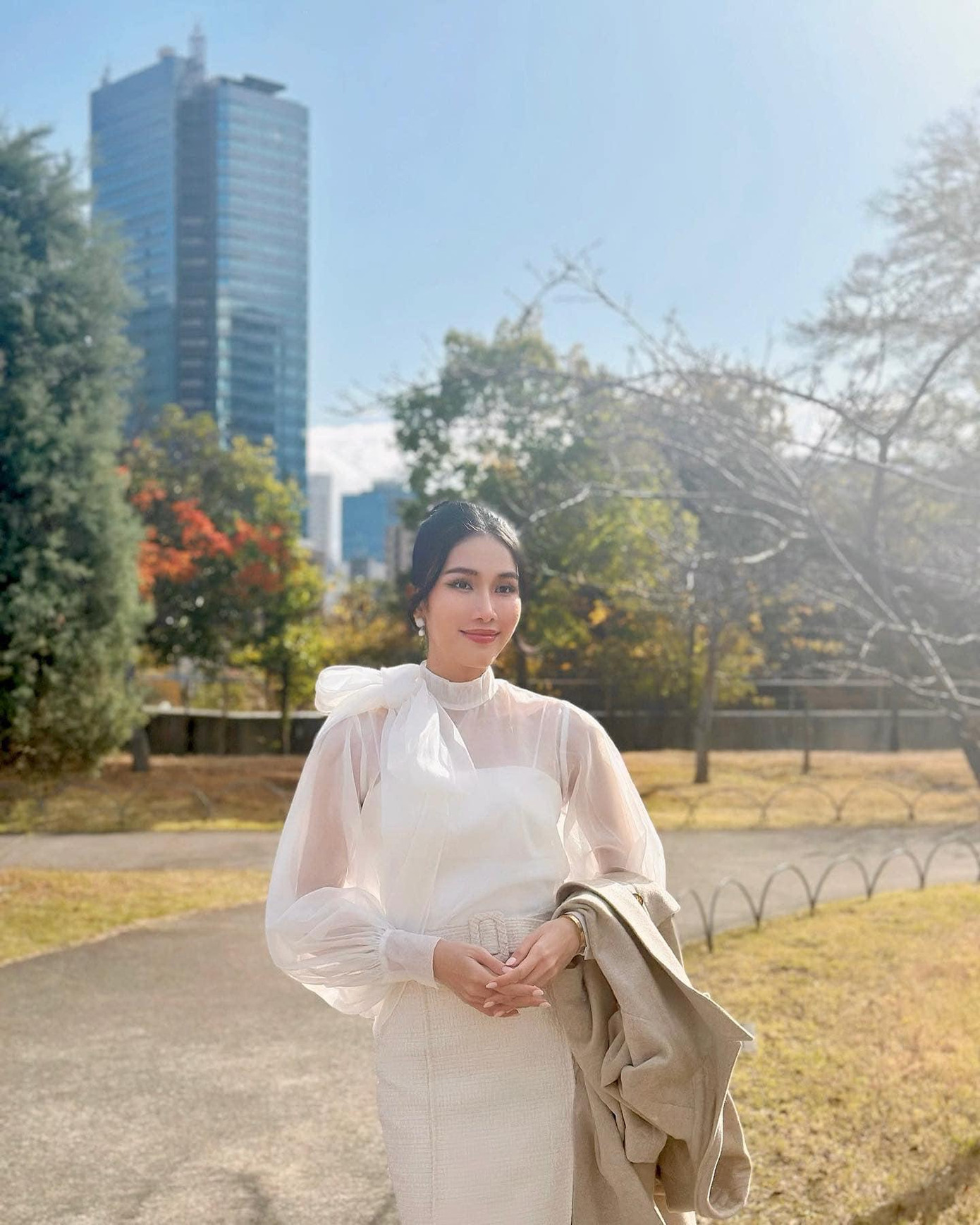 Gam màu trắng thanh lịch được Phương Anh ưa chuộng trong những ngày vừa qua. Gam màu này được cho là tôn lên được nét đẹp tri thức, sang trọng của đại diện Việt Nam.