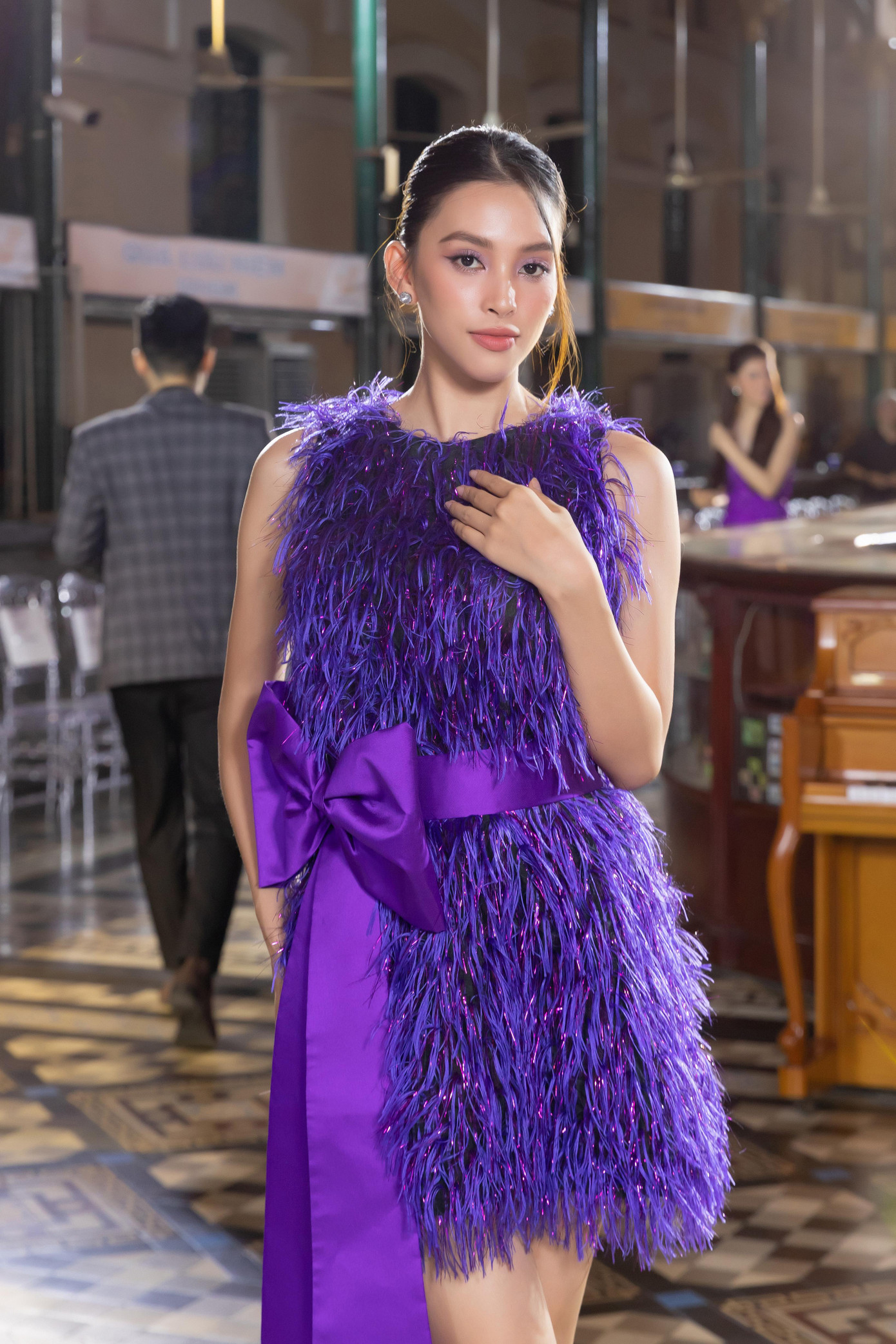 Hoa hậu Tiểu Vy diện bộ váy lông vũ với chi tiết thắt nơ ở eo. Á hậu Chế Nguyễn Quỳnh Châu diện bộ váy có kiểu dáng phồng cầu kỳ, lộng lẫy.