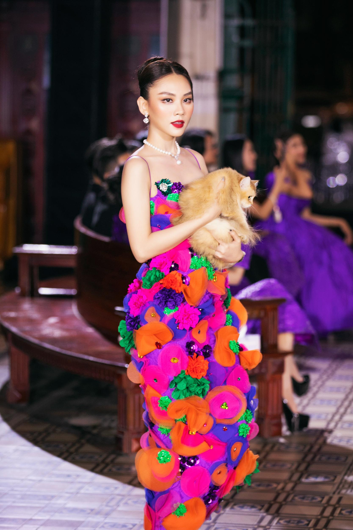 Hoa hậu Mai Phương cũng có một màn trình diễn suôn sẻ. Thần thái cùng những bước đi của cô được cho là để lại nhiều ấn tượng với khán giả.