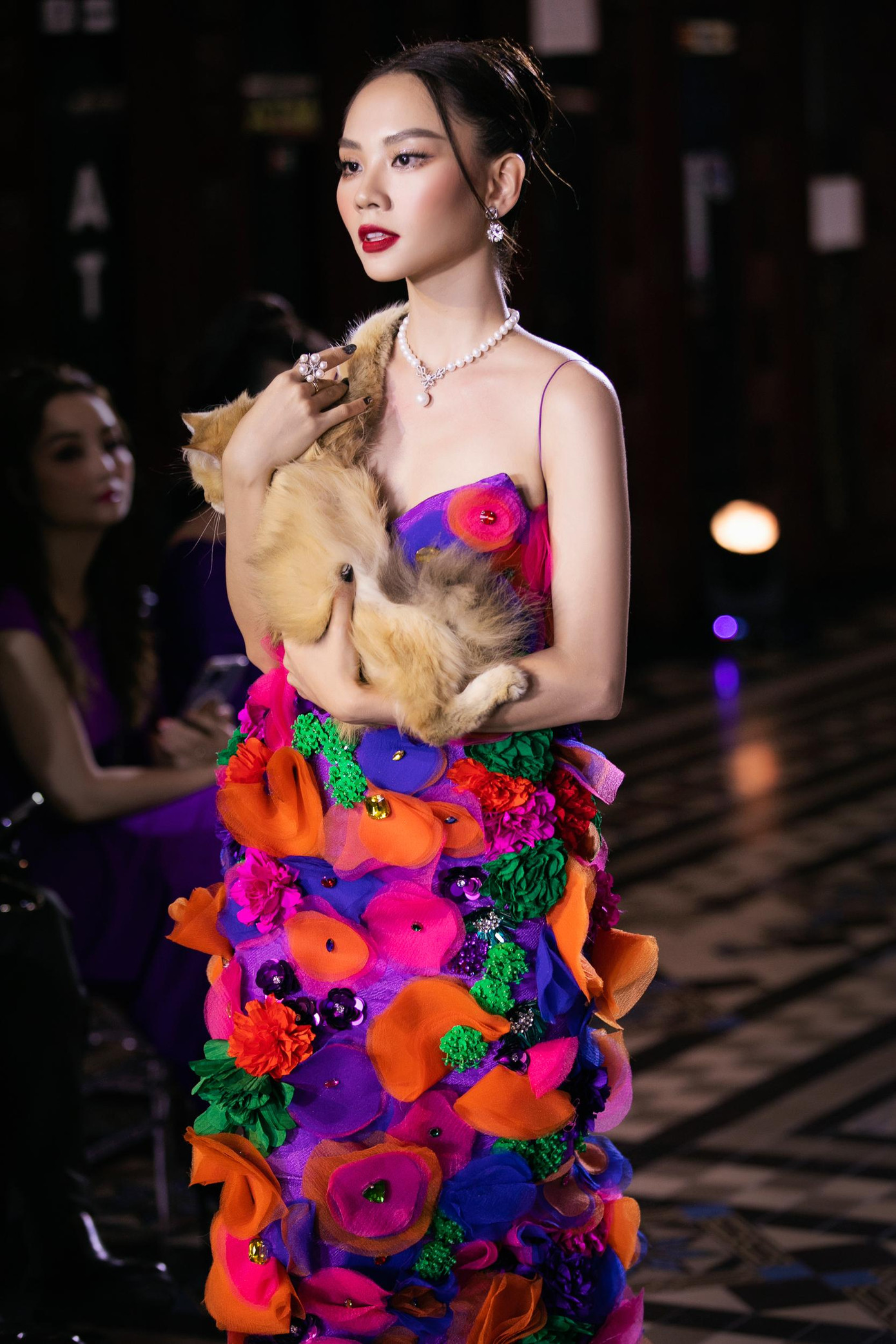 Hoa hậu Mai Phương cũng có một màn trình diễn suôn sẻ. Thần thái cùng những bước đi của cô được cho là để lại nhiều ấn tượng với khán giả.