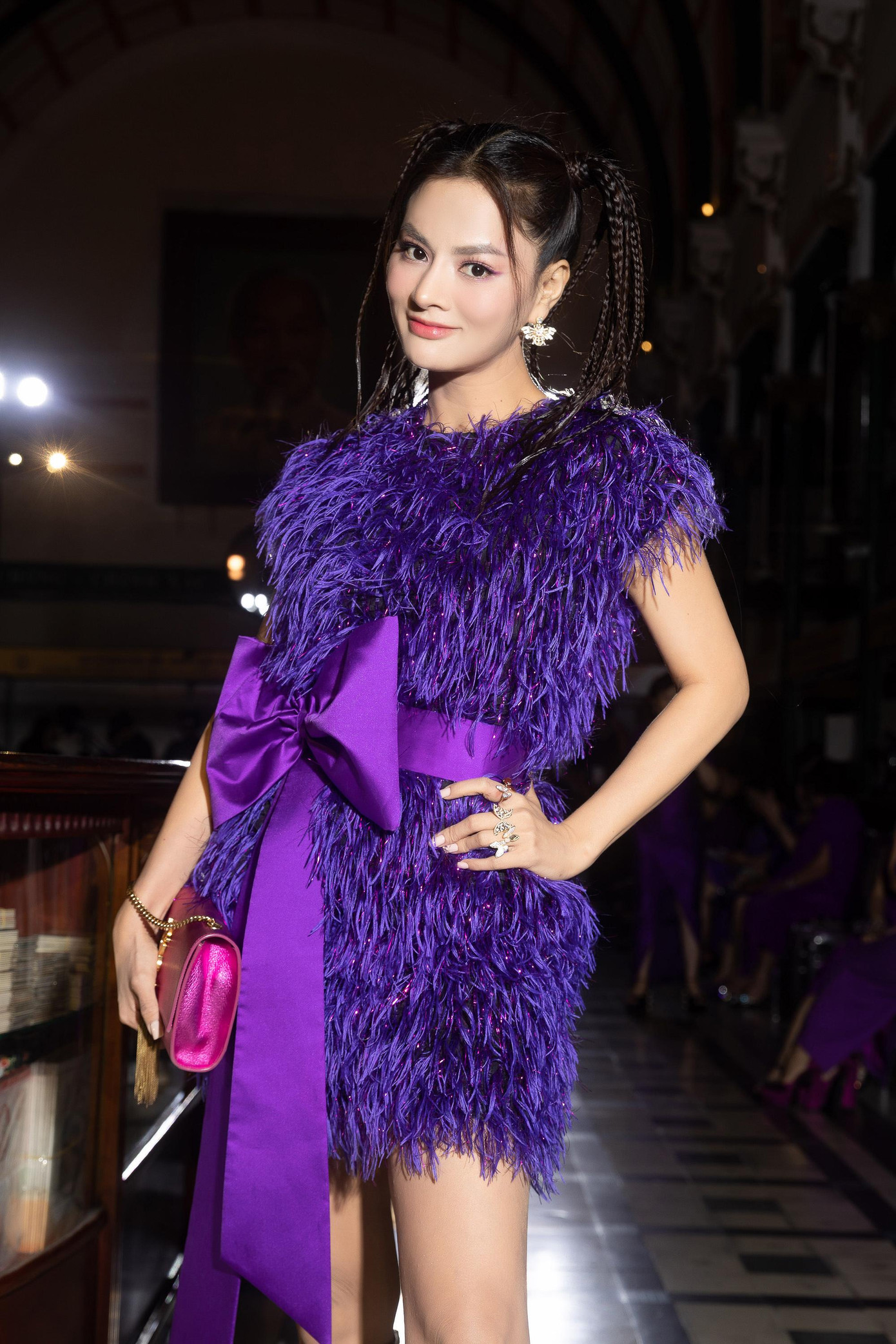 Siêu mẫu Vũ Thu Phương và Minh Tú cùng chọn kiểu váy lông vũ với chi tiết thắt nơ ở eo. Trong khi Minh Tú chọn tóc búi kiêu sa, Vũ Thu Phương lại chọn kiểu tóc tết cá tính.