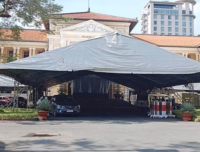 TAND TP.HCM dựng rạp để phục vụ phiên xử. Ảnh: Dương Trang. TAND TP.HCM dựng rạp để phục vụ phiên xử. Ảnh: Dương Trang.