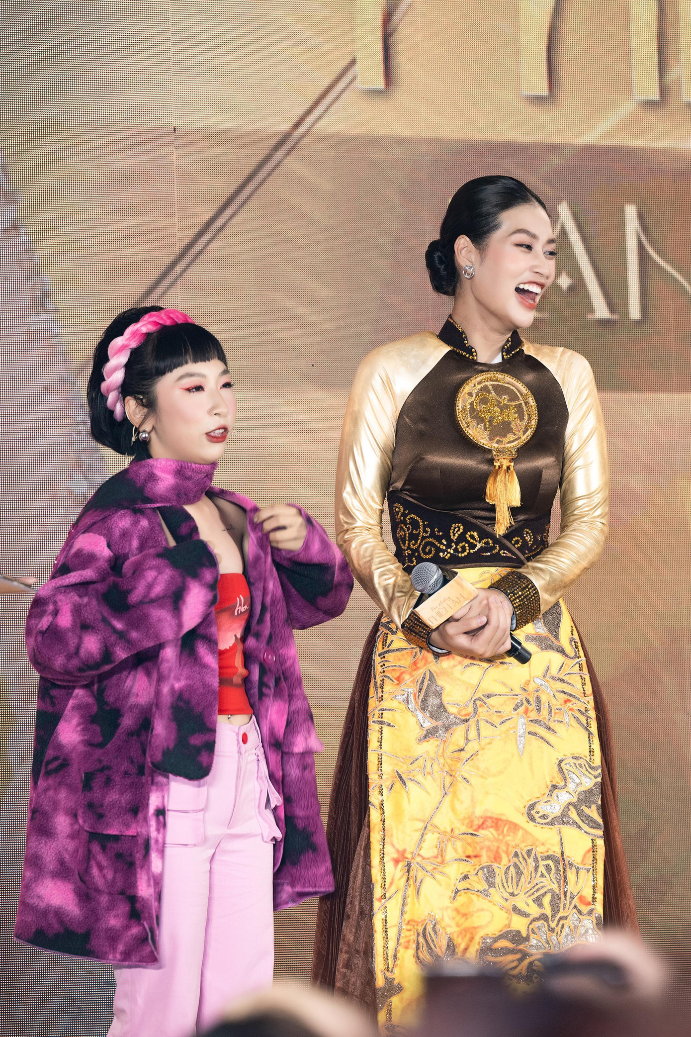 Chương trình còn có sự góp mặt của diễn viên Trang Hý. Cô trình diễn những bài nhạc chế từng viral trên mạng xã hội, mang đến bầu không khí hài hước, sôi động. Ngoài ra, Thiên Ân còn mang gánh bánh tráng, trái cây và cùng Trang Hý trao tận tay người hâm mộ. Gần đây có nhiều thông tin cả hai tham gia một chương trình truyền hình thực tế sẽ phát sóng trong năm nay.