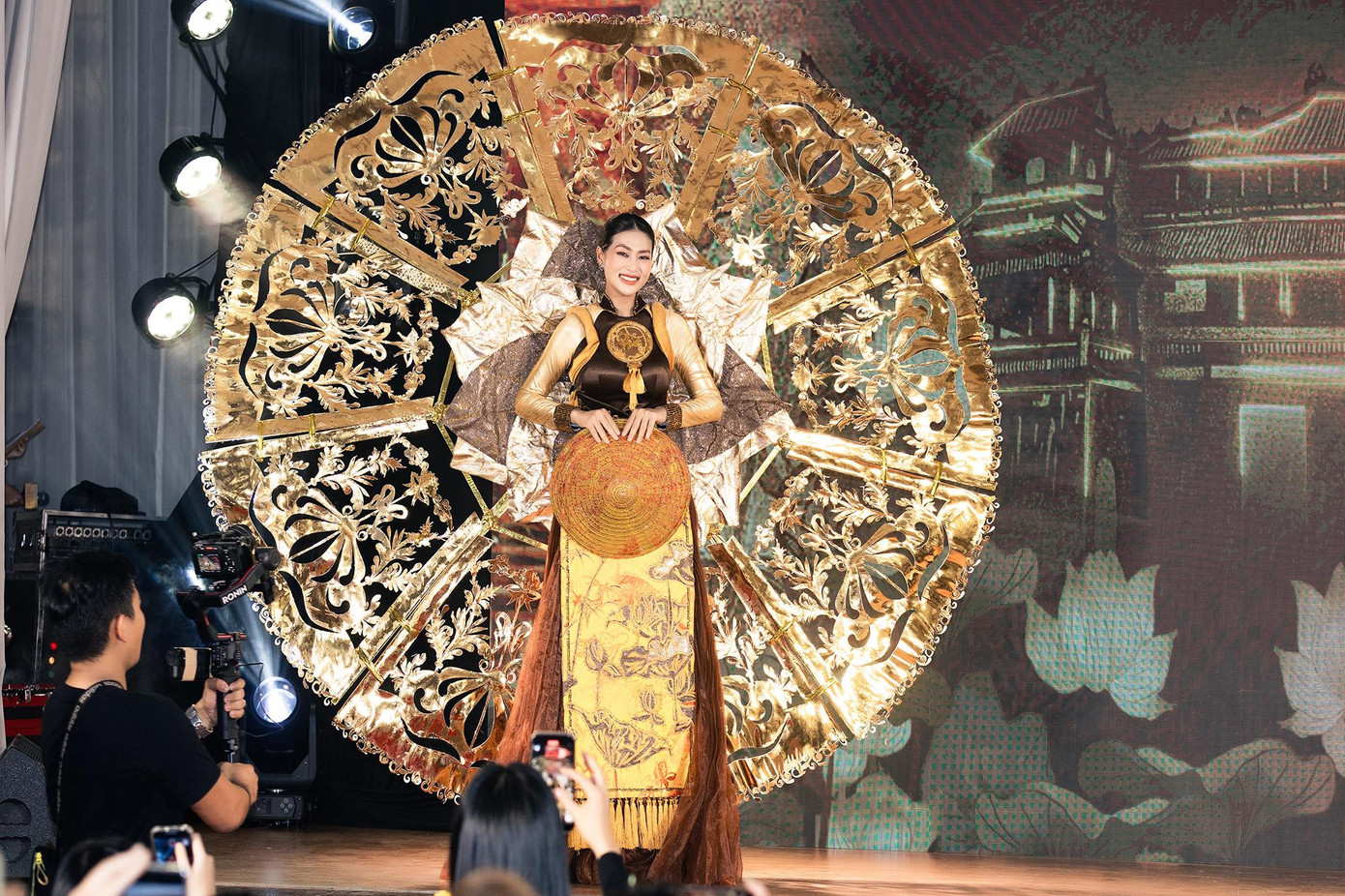 Trong phần giao lưu cùng người hâm mộ, Thiên Ân trình diễn lại bộ trang phục dân tộc mang tên Trúc Chỉ của nhà thiết kế Trần Thanh Tâm.