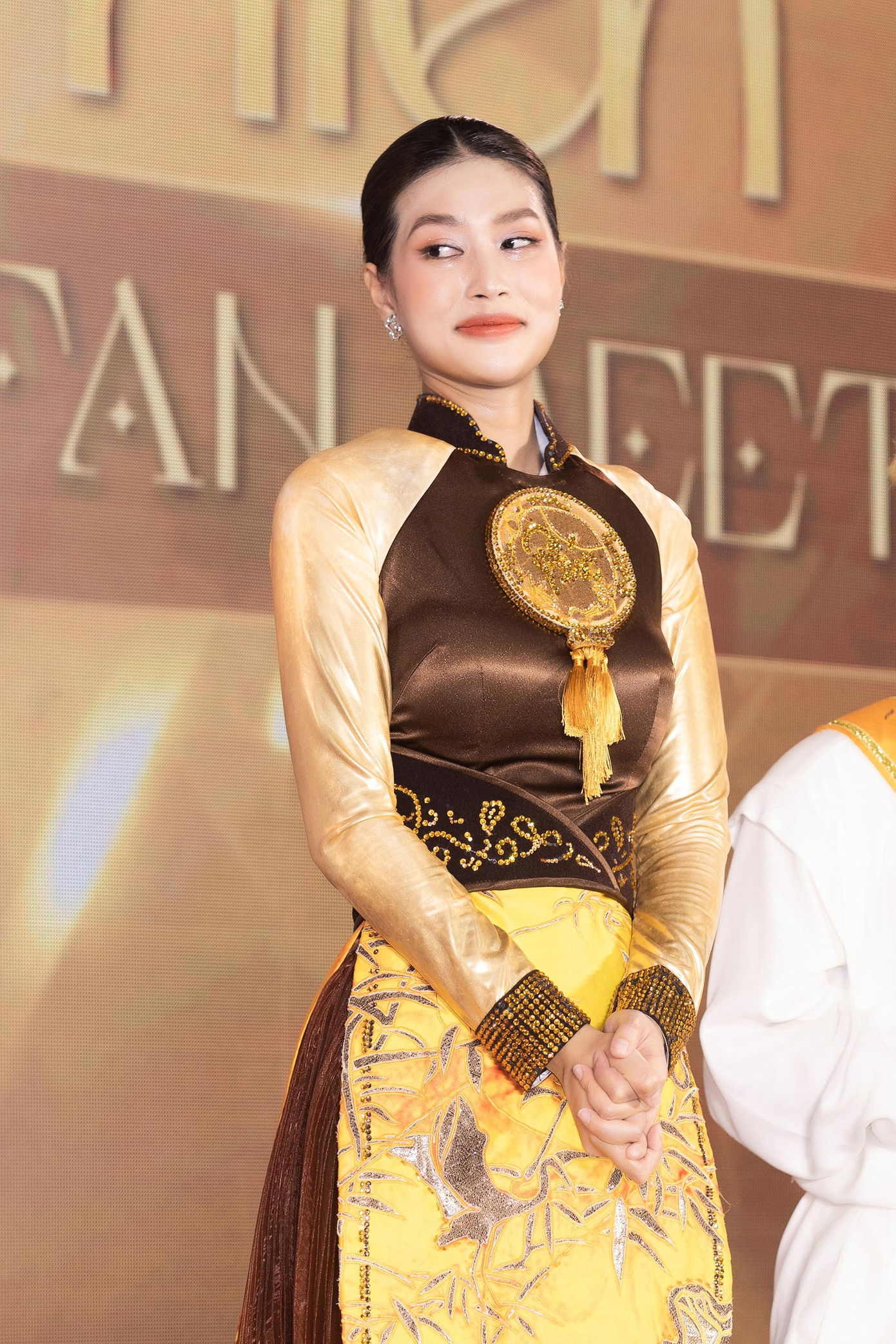 Phần trình diễn nhận được sự cổ vũ của khán giả khiến Hoa hậu Thiên Ân xúc động bật khóc.