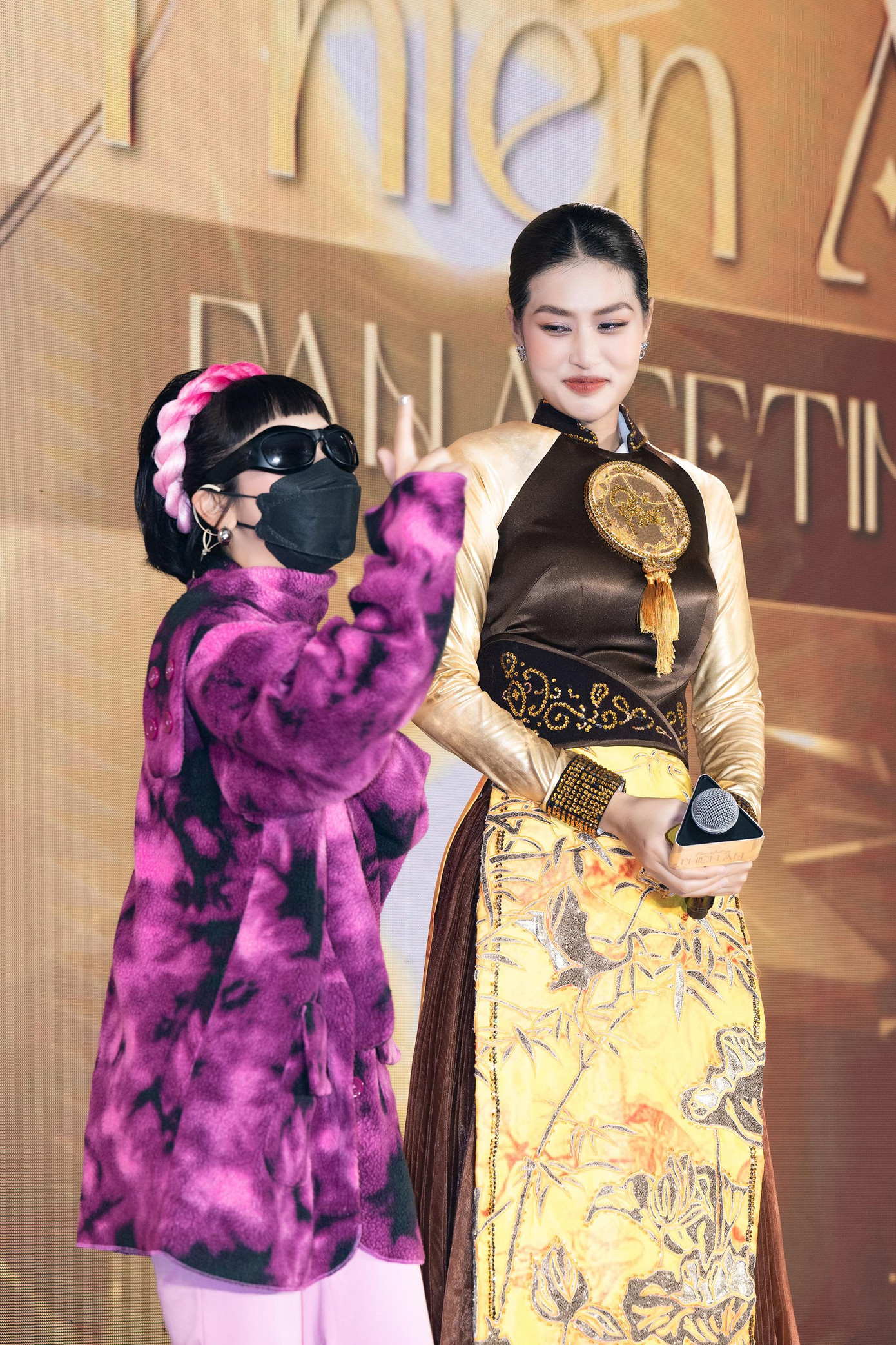 Chương trình còn có sự góp mặt của diễn viên Trang Hý. Cô trình diễn những bài nhạc chế từng viral trên mạng xã hội, mang đến bầu không khí hài hước, sôi động. Ngoài ra, Thiên Ân còn mang gánh bánh tráng, trái cây và cùng Trang Hý trao tận tay người hâm mộ. Gần đây có nhiều thông tin cả hai tham gia một chương trình truyền hình thực tế sẽ phát sóng trong năm nay.