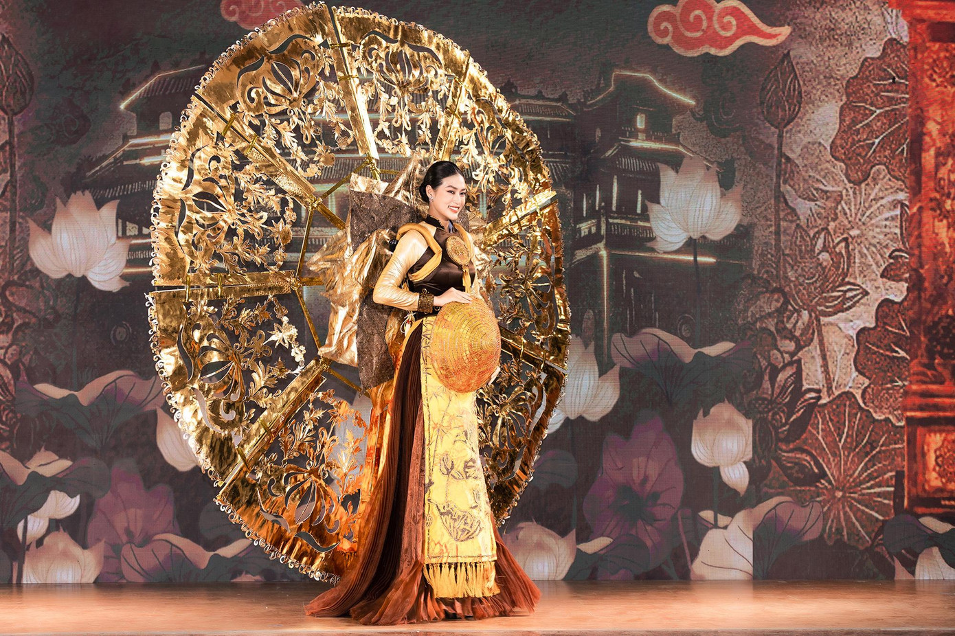 Trong phần giao lưu cùng người hâm mộ, Thiên Ân trình diễn lại bộ trang phục dân tộc mang tên Trúc Chỉ của nhà thiết kế Trần Thanh Tâm.