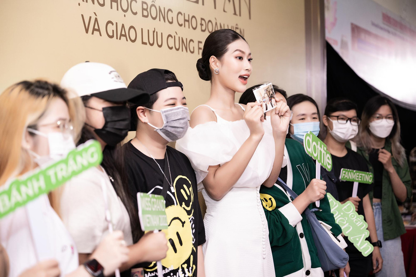 Tối 3/12, Hoa Hậu Thiên Ân tổ chức gặp gỡ người hâm mộ đã đồng hành và ủng hộ cô trong khoảng thời gian vừa qua. Sự kiện còn có sự góp mặt của hai nữ diễn viên hài đó là Ba Lùi (Huỳnh Thới Ngọc Thảo) và Trang Hý.