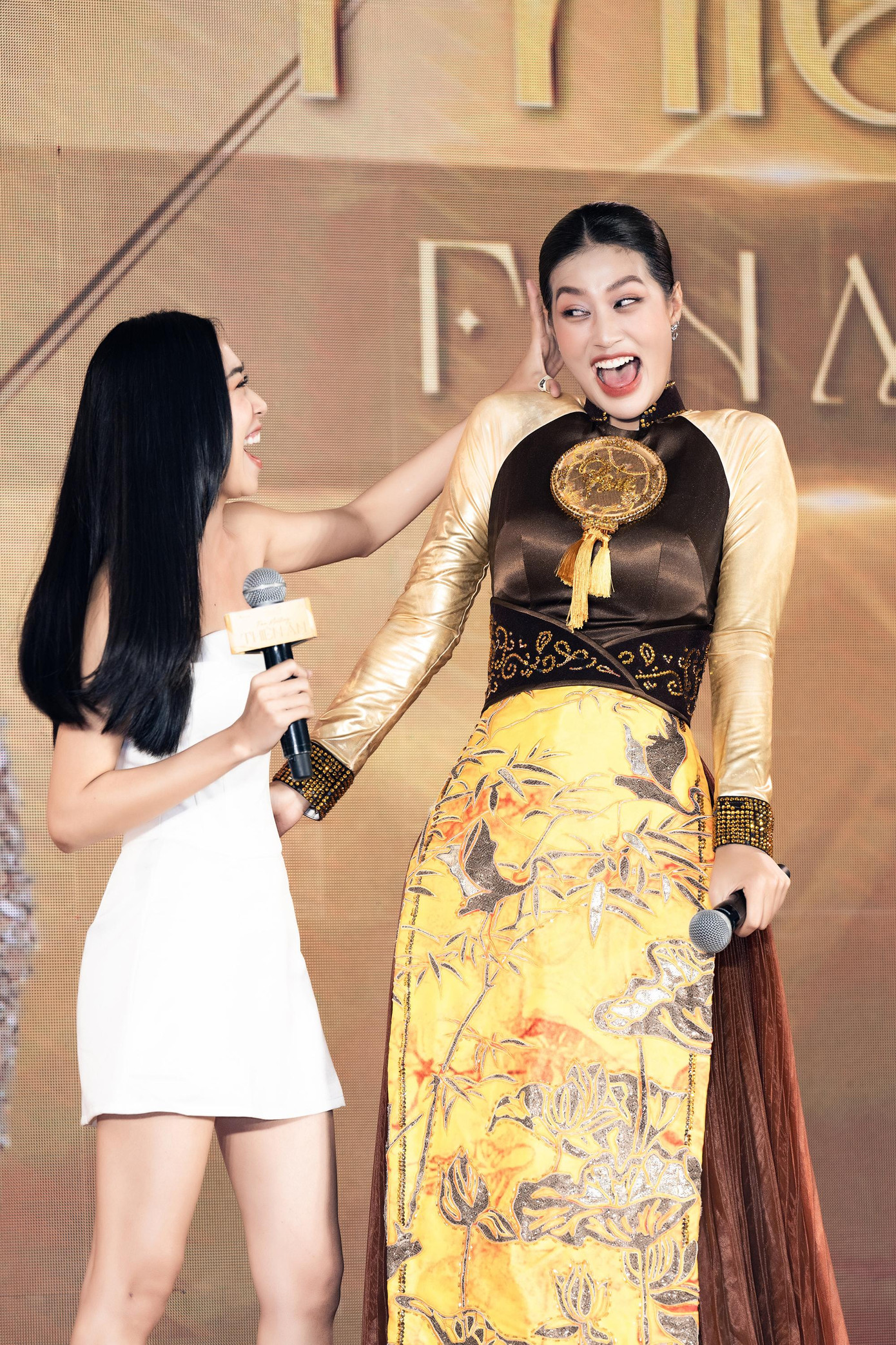 Diễn viên “Ba Lùi" Nguyên Thảo xuất hiện bất ngờ và hôn má Thiên Ân. Nguyên Thảo chia sẻ những kỷ niệm khi cả hai cùng tham gia cuộc thi Miss Grand Vietnam 2022. Cả hai còn gây cười với thử thách hô tên các loại trái cây cùng người hâm mộ.