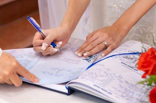 Cả hai ký tên vào sổ hôn phối của giáo xứ.