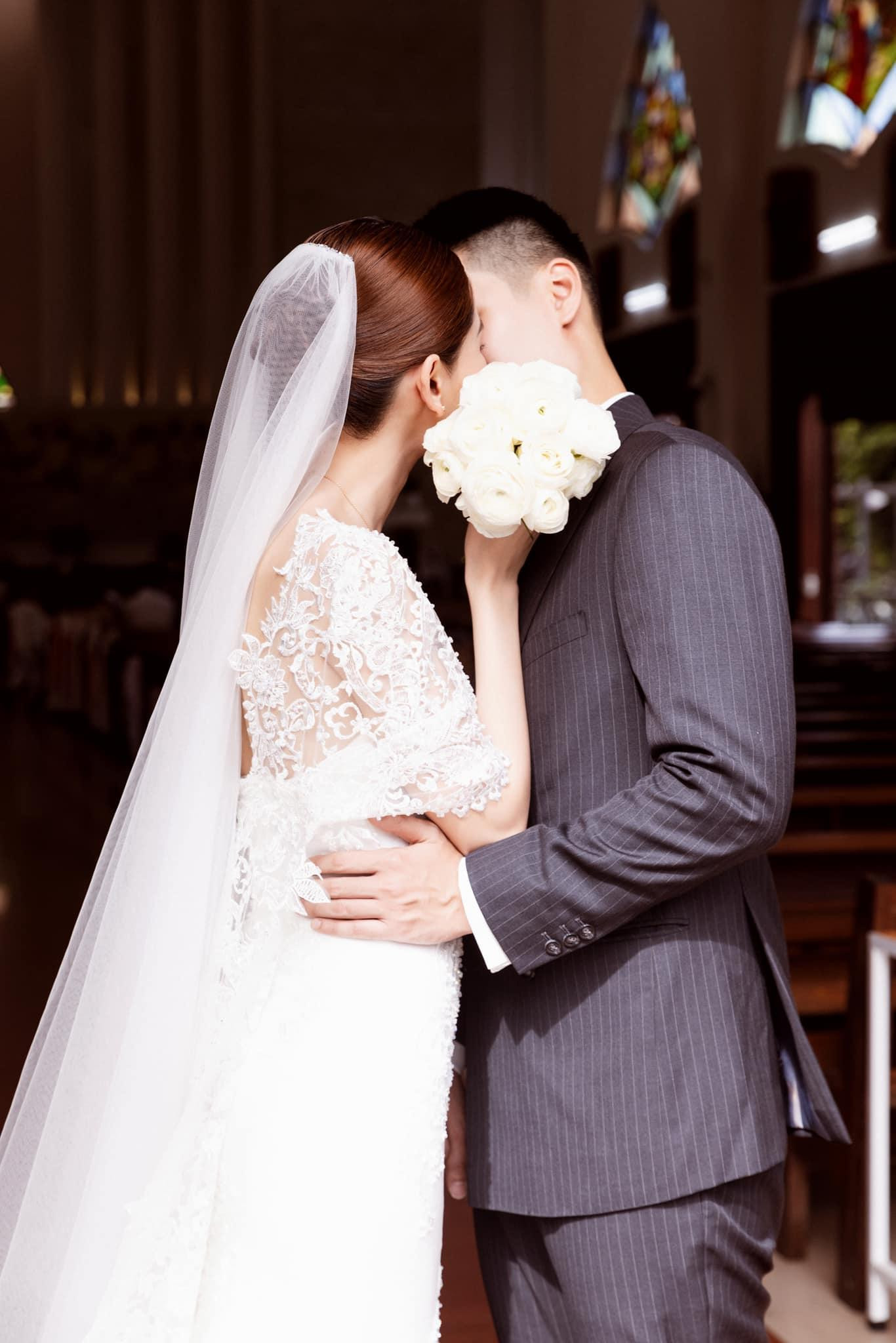 Chồng Thùy Dung thuộc thế hệ 9X, tốt nghiệp thạc sĩ trường Johns Hopkins - top 7 Đại học hàng đầu nước Mỹ - và hiện kinh doanh tại Hà Nội. Anh có ngoại hình điển trai, cao 1,83 m và được khen xứng đôi với Thùy Dung.