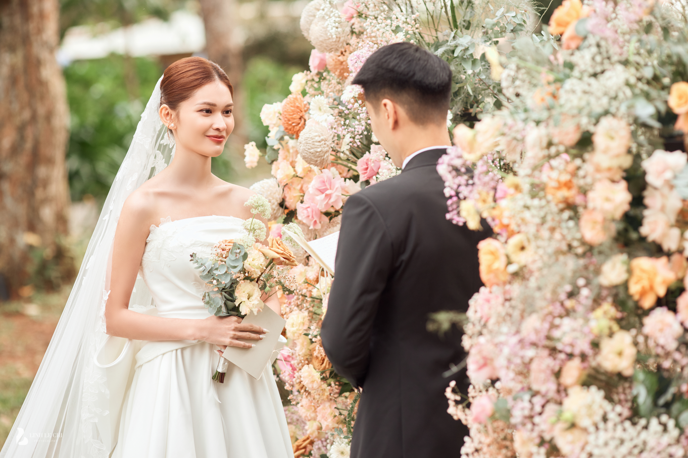 Ông xã Thùy Dung chia sẻ: "Em bước vào cuộc đời anh cách đây hơn 5 năm trước, vào một trong những thời điểm khó khăn nhất trong cuộc sống và sự nghiệp của anh. Nhưng ngày em nhận lời ở bên anh là bắt đầu khoảng thời gian yên bình và hạnh phúc nhất với anh. 5 năm mình đã cùng nhau xây dựng bao kỷ niệm, chia sẻ thật nhiều niềm vui và nỗi buồn. Anh rất yêu em và anh mong sẽ được dành trọn cuộc đời này bên em".