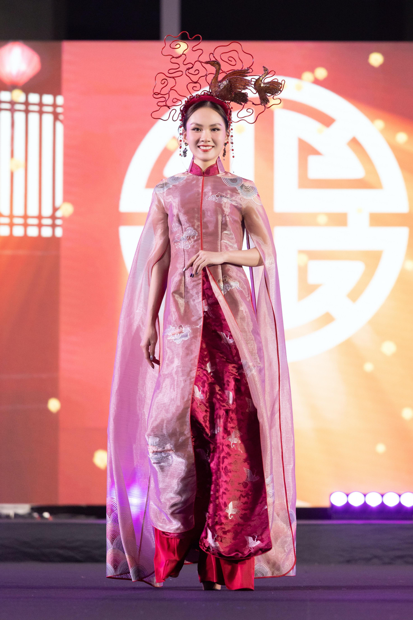 Miss World Việt Nam 2022 Huỳnh Nguyễn Mai Phương đảm nhận vai trò vedette khi trình diễn trong bộ sưu tập áo dài lấy cảm hứng về tiên hạc. Điểm nhấn của thiết kế là chiếc mũ với hình đôi chim hạc được tạo hình kỳ công, ấn tượng.