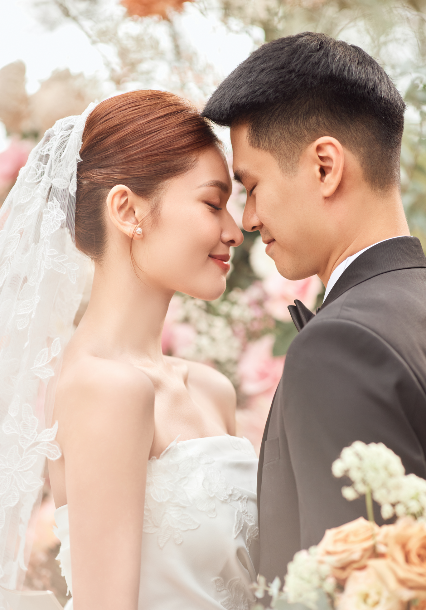 Những khoảnh khắc xúc động của cặp đôi sau khi trao nhau lời thề ước.