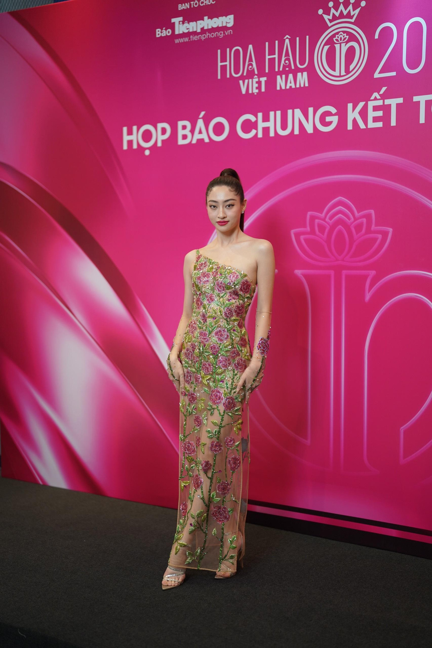 Hoa hậu Lương Thùy Linh chọn váy xuyên thấu đính hoa tỉ mỉ để khoe sắc trên thảm đỏ.