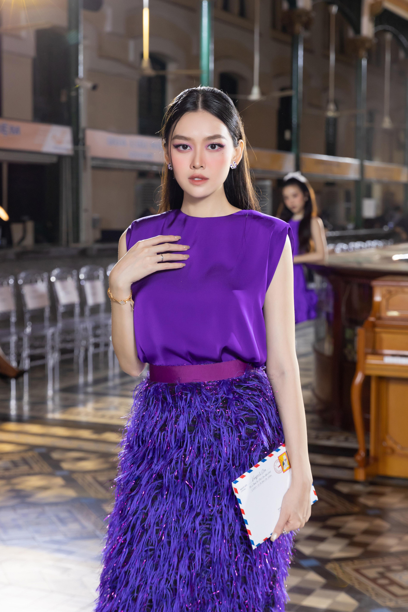 Á hậu Tường San và Á hậu Thuý An cùng chọn những thiết kế có kiểu dáng kín đáo, thanh lịch.