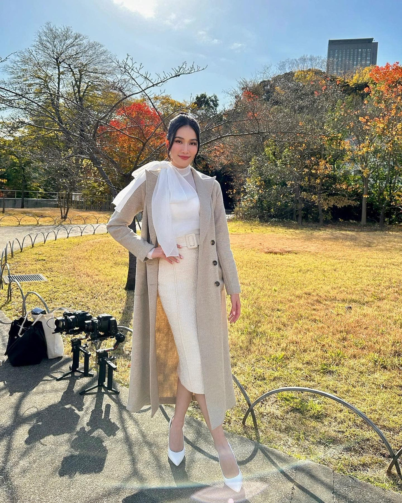 Gam màu trắng thanh lịch được Phương Anh ưa chuộng trong những ngày vừa qua. Gam màu này được cho là tôn lên được nét đẹp tri thức, sang trọng của đại diện Việt Nam.