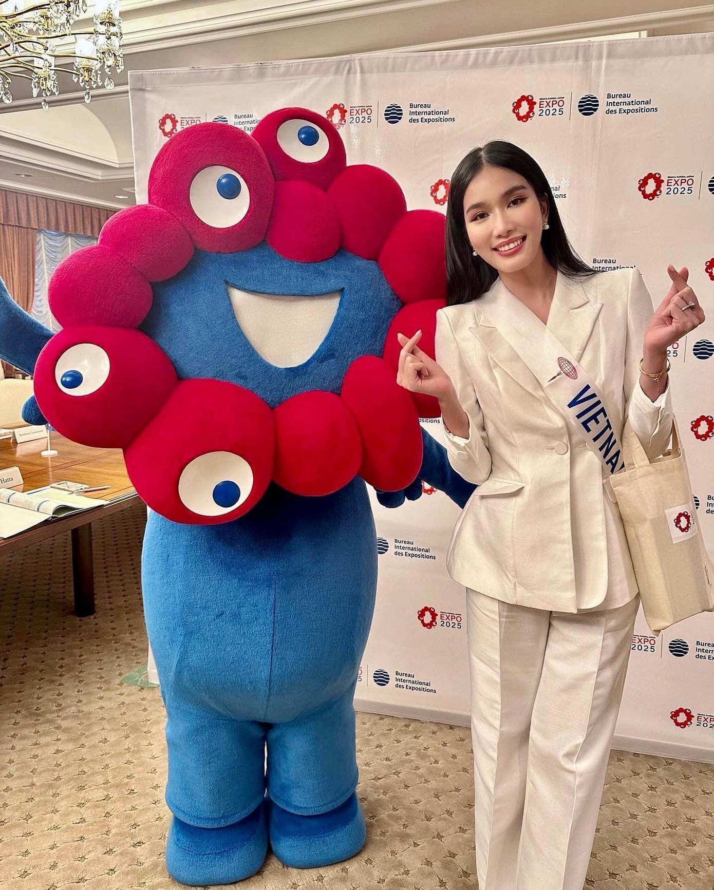 Stylist của Phương Anh chia sẻ với Tiền Phong về việc nghiên cứu phong cách cho cô ở cuộc thi lần này. Với một cuộc thi lâu đời, đề cao sự thanh lịch như Hoa hậu Quốc tế thì stylist đã chọn cho Phương Anh những bộ váy áo kín đáo, tôn lên vẻ nữ tính, trong sáng và hạn chế những kiểu thiết kế gợi cảm, khoe da thịt.