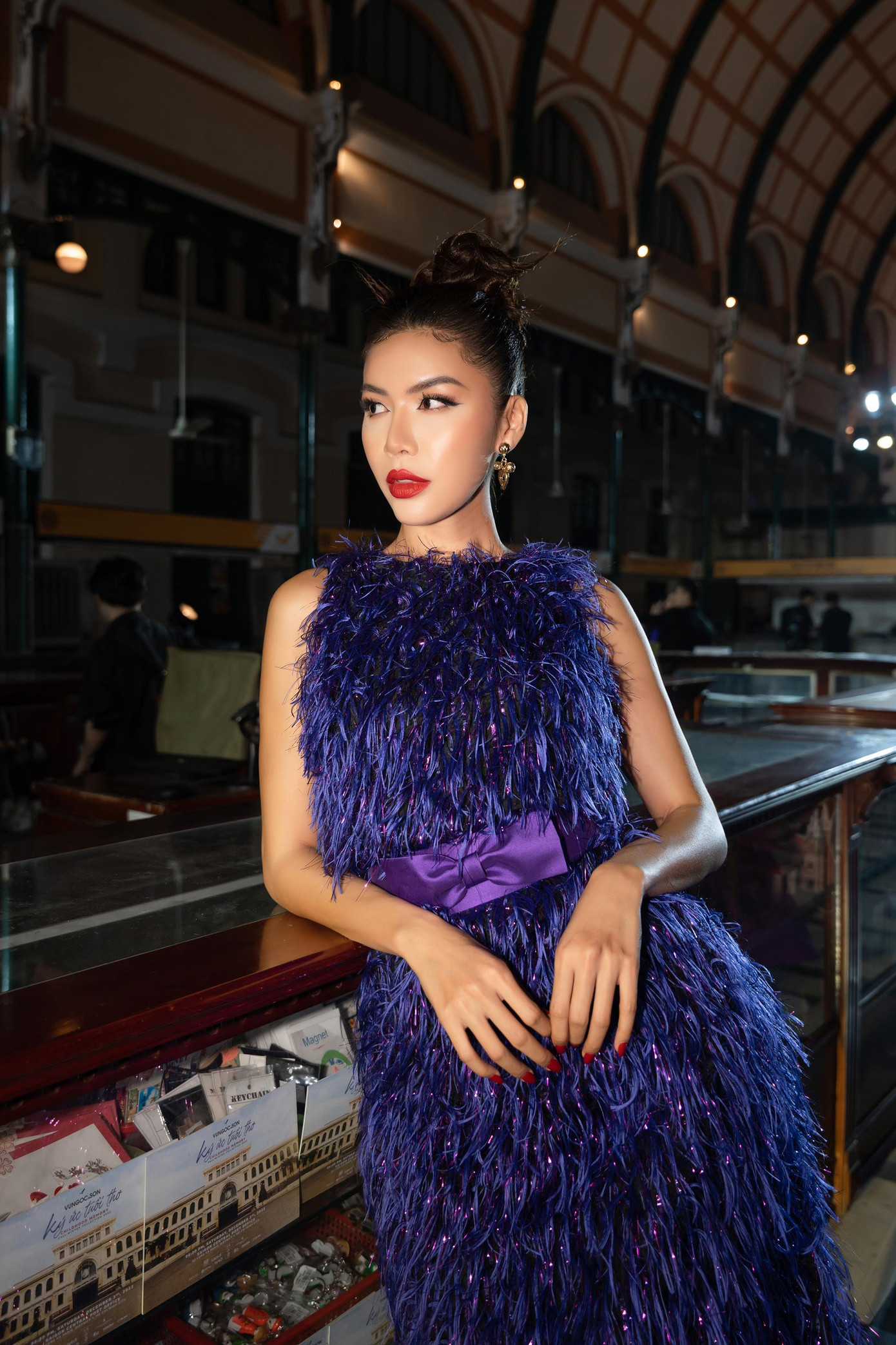 Siêu mẫu Vũ Thu Phương và Minh Tú cùng chọn kiểu váy lông vũ với chi tiết thắt nơ ở eo. Trong khi Minh Tú chọn tóc búi kiêu sa, Vũ Thu Phương lại chọn kiểu tóc tết cá tính.