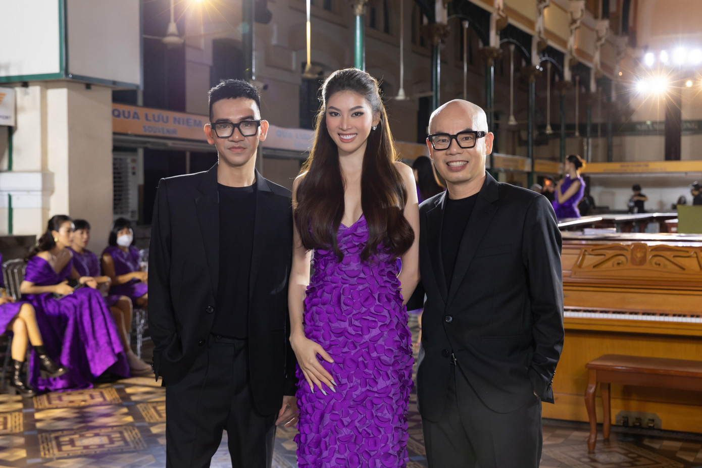 Á hậu Ngọc Thảo diện váy cúp ngực tới sự kiện.