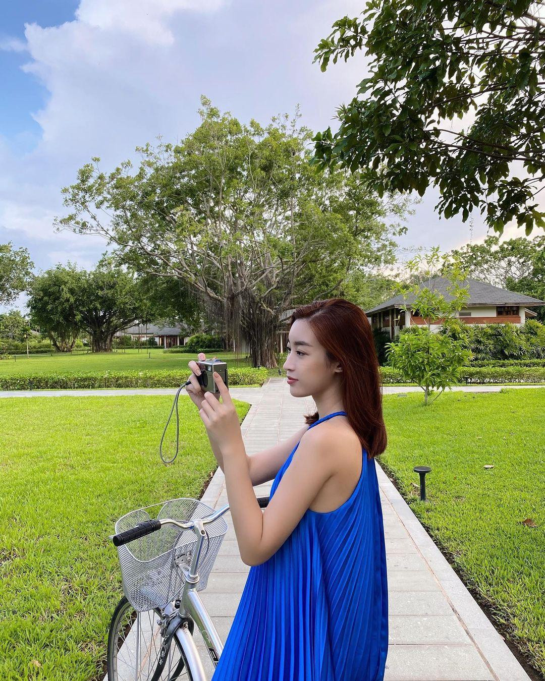 Thậm chí chiếc váy quen thuộc này từng được người đẹp mặc trong một chuyến du lịch vào năm 2020.