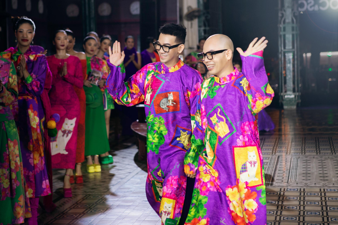 Các first face, vedette và hai nhà thiết kế trong màn chào kết.