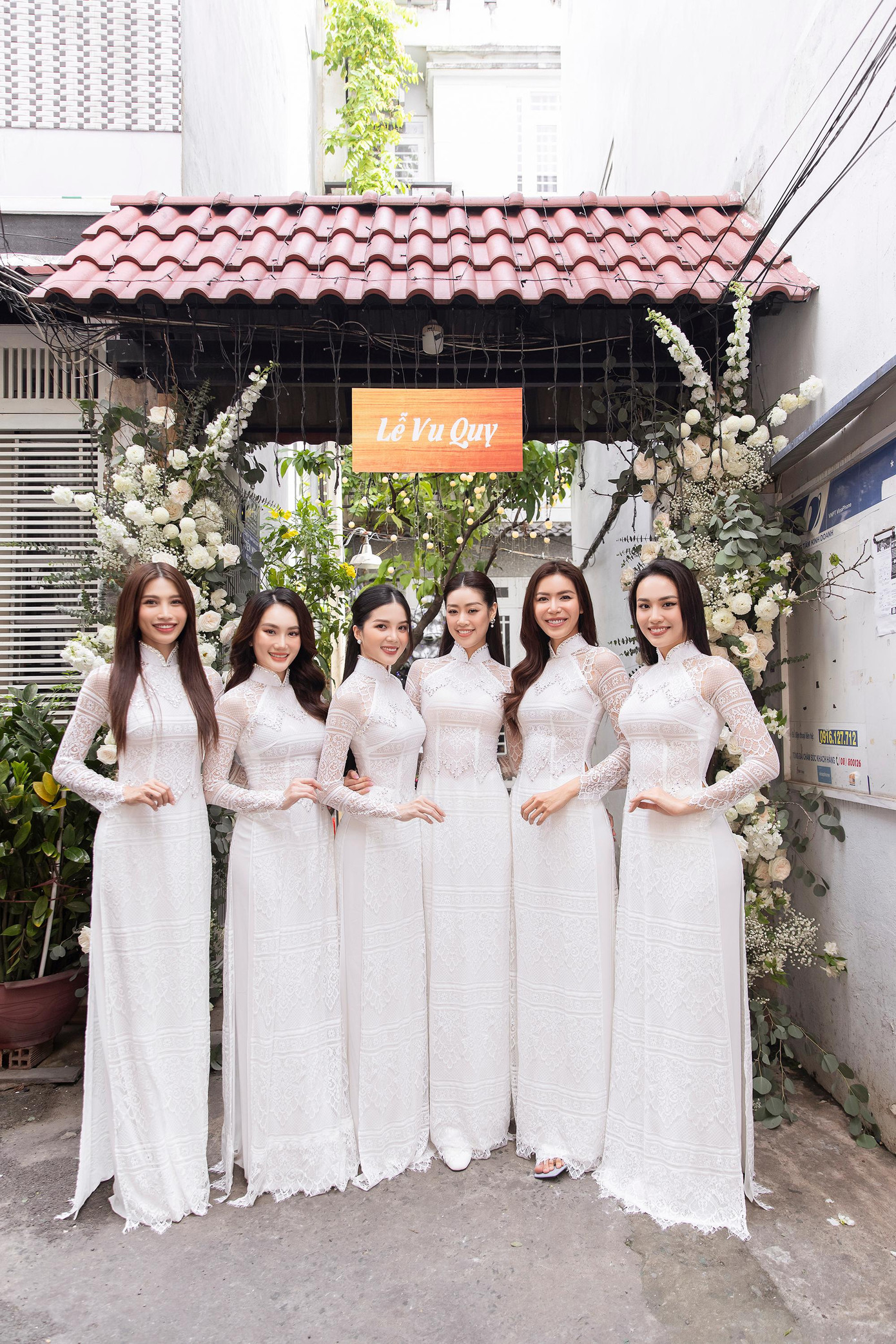 Dàn phù dâu trong lễ rước dâu của Á hậu Thùy Dung sáng 3/12.