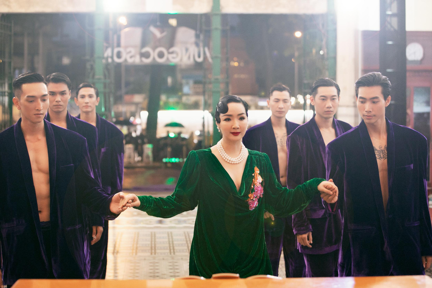 Trước đó, Hoa hậu Giáng My đảm nhận vai trò mở màn show diễn. Cô được hộ tống bởi 6 người mẫu nam. Giáng My còn trổ tài chơi đàn piano ngay trên sân khấu.