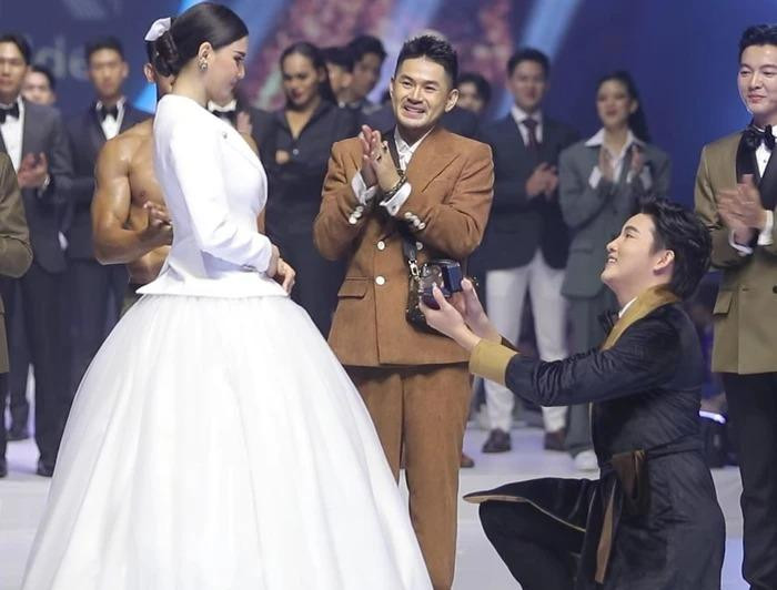 Hoa hậu Hoàn vũ Lào 2020 Christina Rajasima được bạn trai cầu hôn trên sân khấu. Ảnh: FBNV.