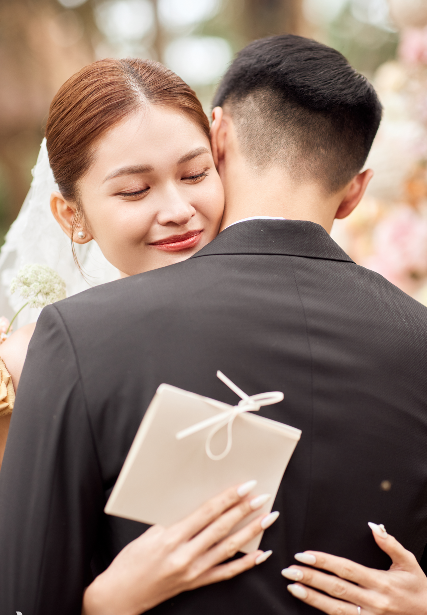 Những khoảnh khắc xúc động của cặp đôi sau khi trao nhau lời thề ước.