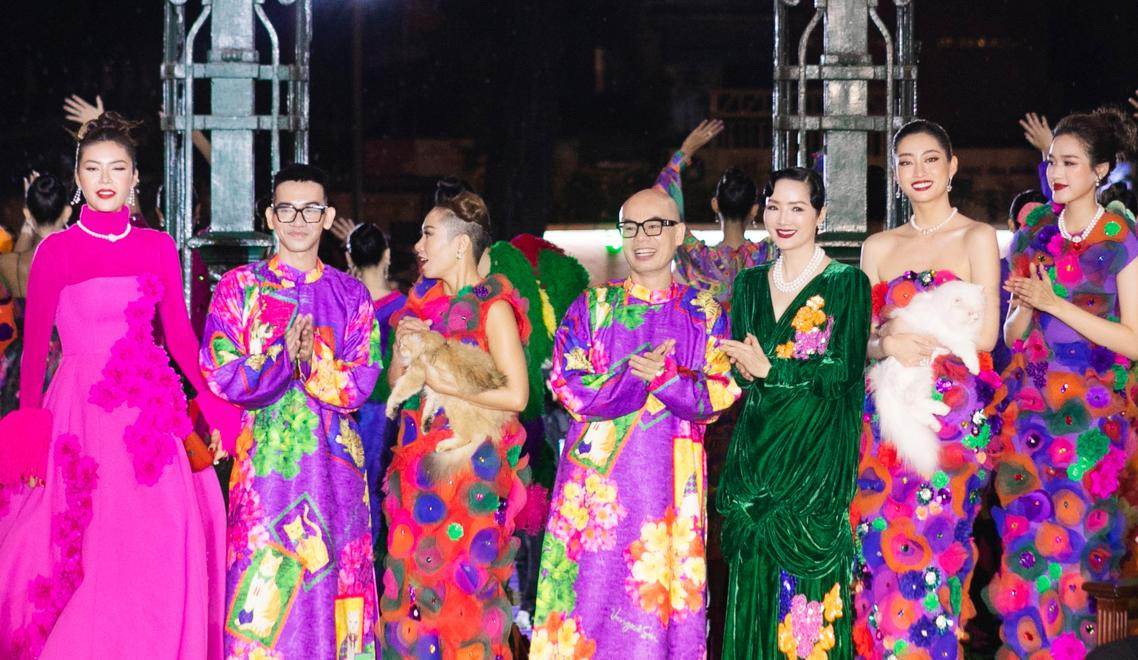 Các first face, vedette và hai nhà thiết kế trong màn chào kết.