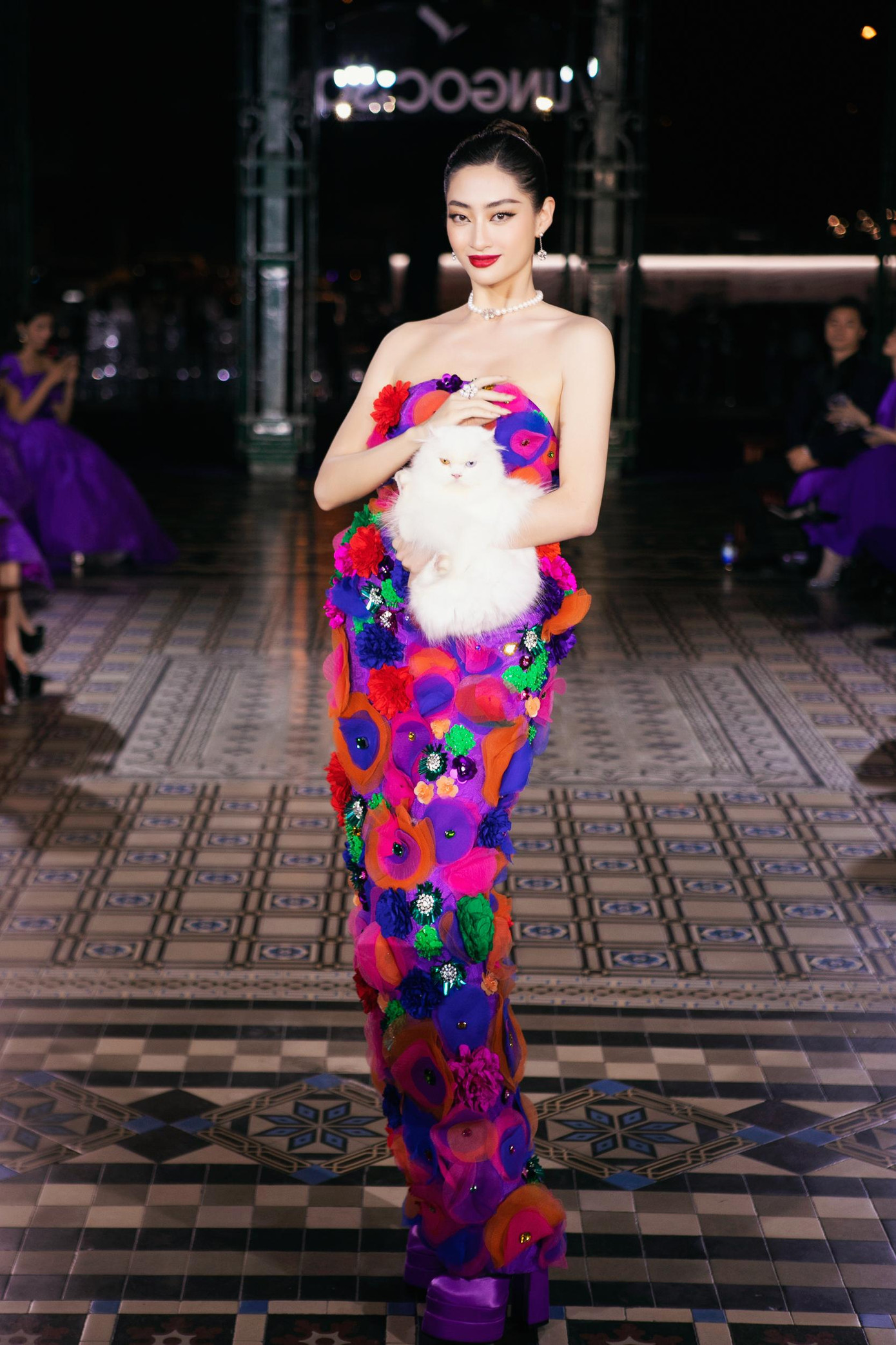 Ngược lại với Đỗ Thị Hà, bạn diễn của Lương Thùy Linh khá ngoan, giúp cô có màn trình diễn suôn sẻ.