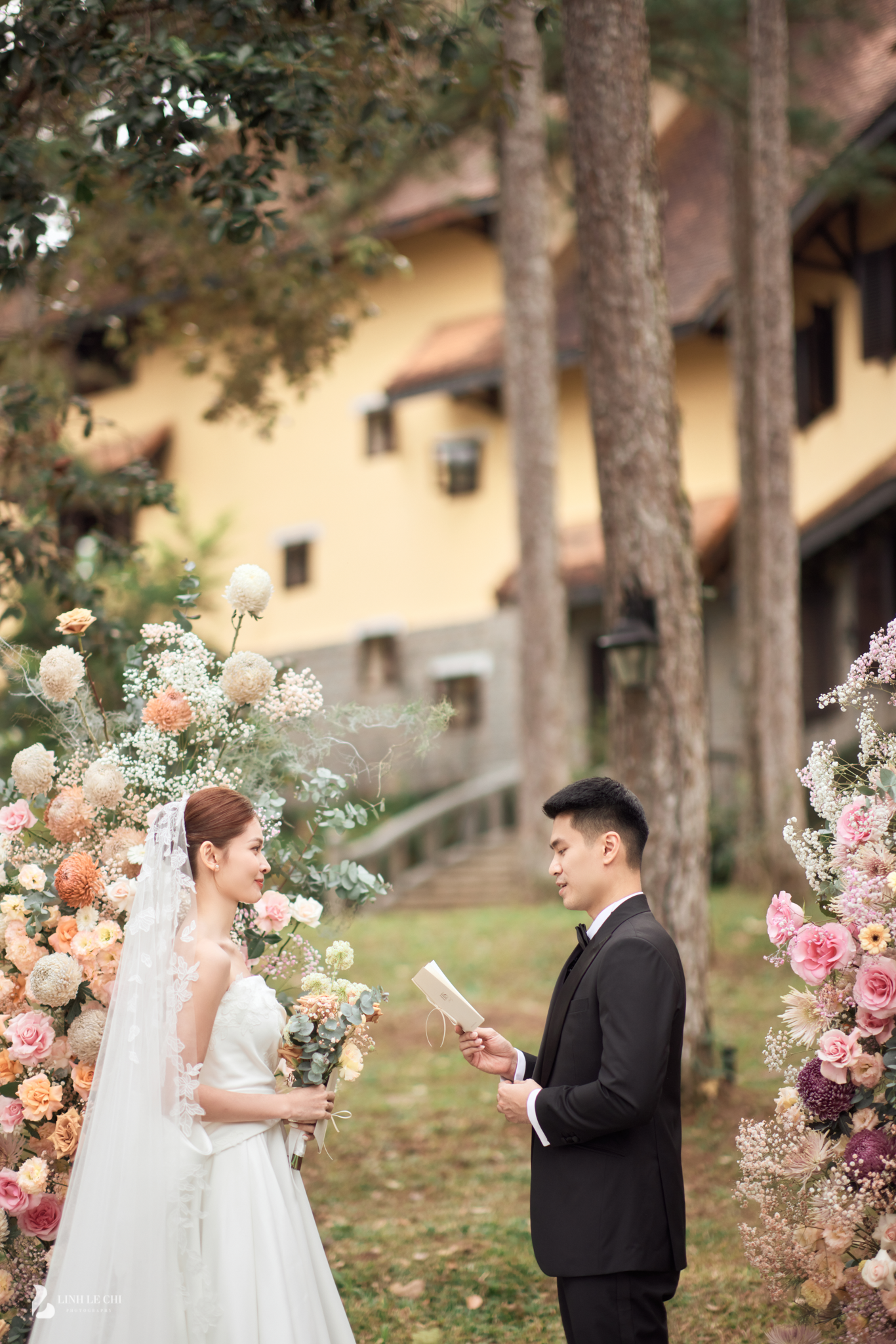 Trong buổi lễ, cả hai đã có khoảnh khắc đọc lời thề ước trước sự chứng kiến của gia đình hai bên.