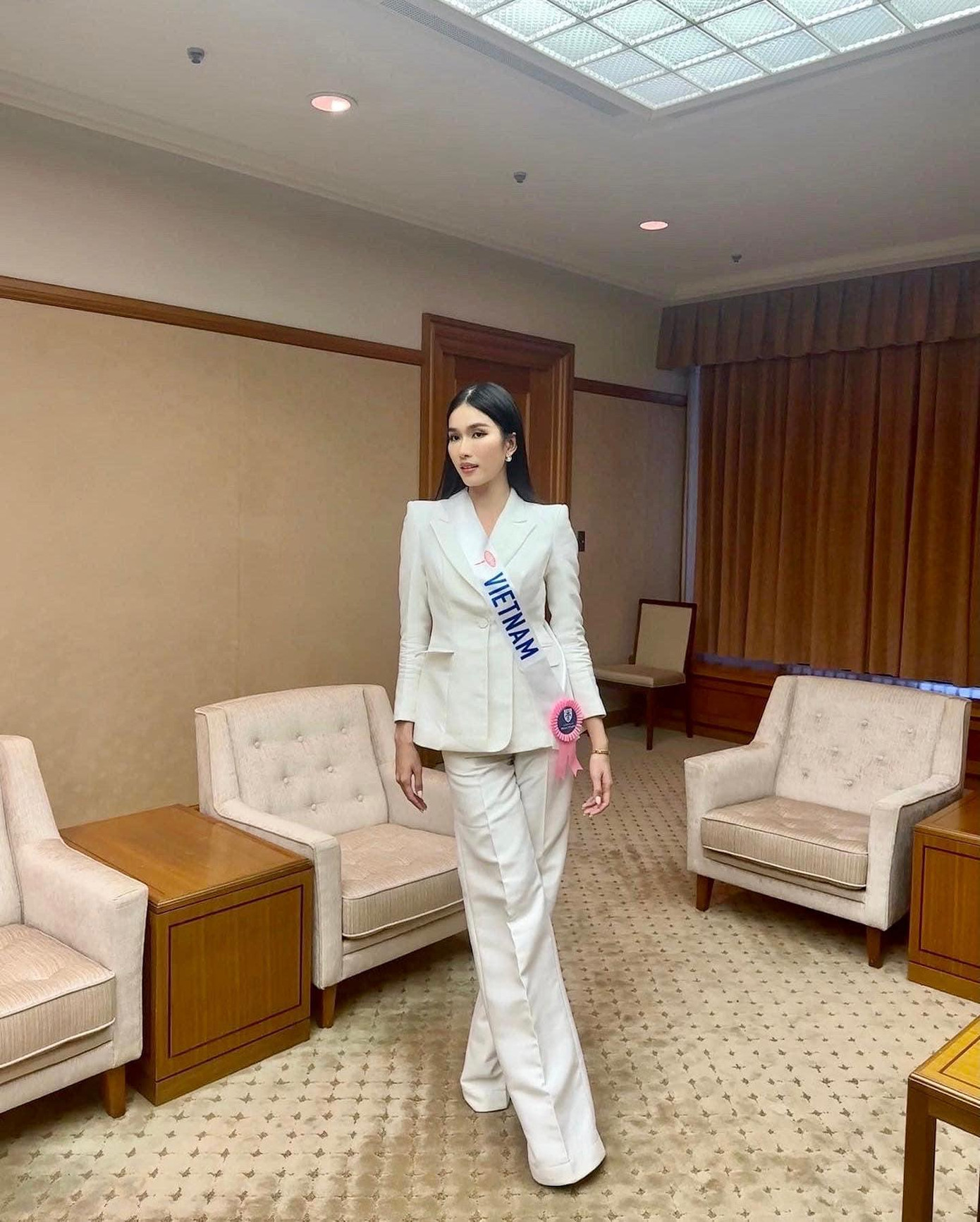 Stylist của Phương Anh chia sẻ với Tiền Phong về việc nghiên cứu phong cách cho cô ở cuộc thi lần này. Với một cuộc thi lâu đời, đề cao sự thanh lịch như Hoa hậu Quốc tế thì stylist đã chọn cho Phương Anh những bộ váy áo kín đáo, tôn lên vẻ nữ tính, trong sáng và hạn chế những kiểu thiết kế gợi cảm, khoe da thịt.