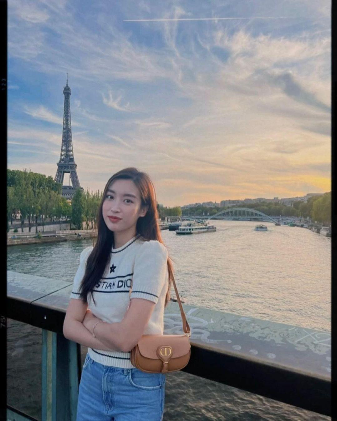 Chiếc áo này cũng từng được Đỗ Mỹ Linh mặc trong chuyến du lịch ở châu Âu cách đây vài tháng. Có thể thấy sau khi kết hôn và được gọi với biệt danh "phu nhân hào môn" nhưng người đẹp vẫn duy trì phong cách giản dị.