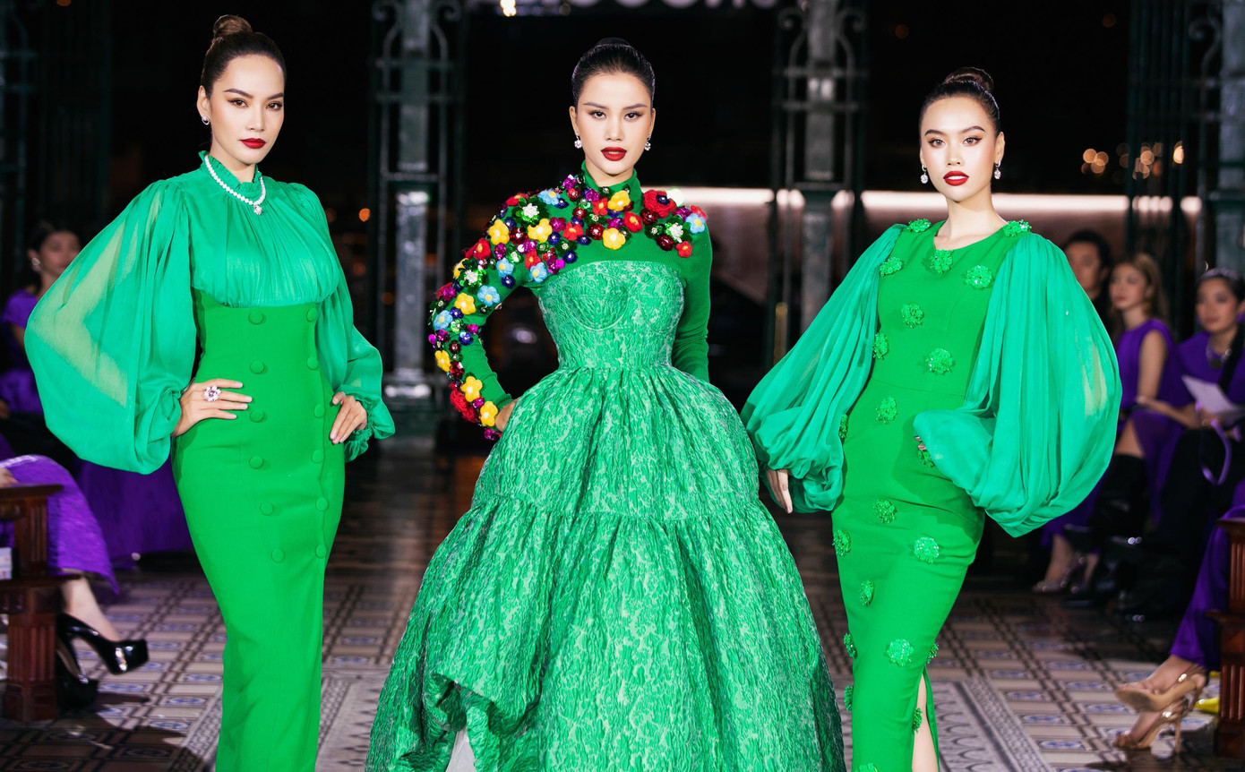 Người mẫu Hương Ly và Lê Hoàng Phương cùng xuất hiện trên sàn catwalk. Các người đẹp diện trang phục cùng tông màu xanh, gợi nhớ về mùa lễ hội Giáng sinh.