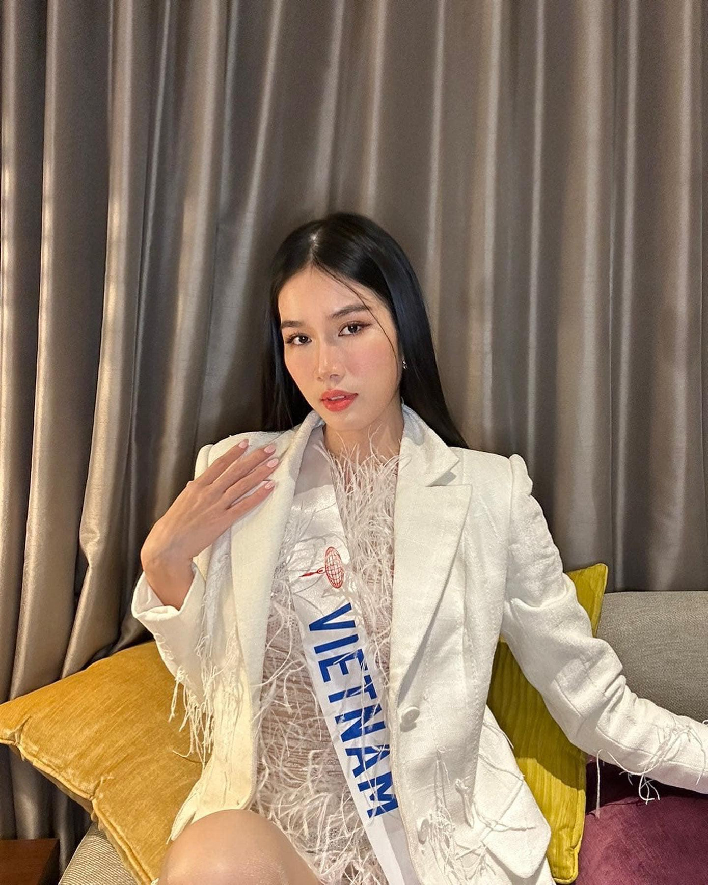 Những bộ váy trắng đa dạng về kiểu dáng, chất liệu được Phương Anh thay đổi liên tục. Thiết kế đính lông vũ mang lại vẻ kiêu sa, bớt đơn điệu cho người đẹp học giỏi.