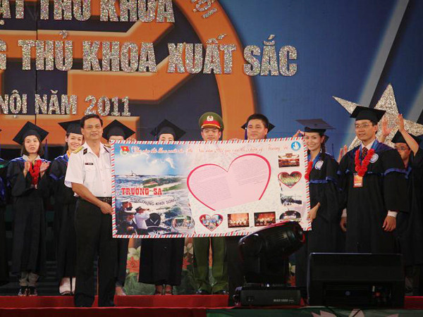 Thủ khoa Hà Nội trao tặng lại bức thư cho đại diện Bộ Tư lệnh Hải quân. Ảnh: Xuân Tùng