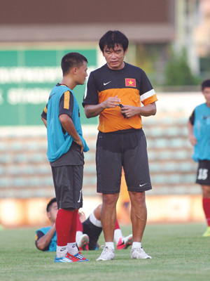 Thầy trò HLV Phan Thanh Hùng đổ rất nhiều mồ hôi trên sân tập tại Thái Lan. Ảnh: VSI